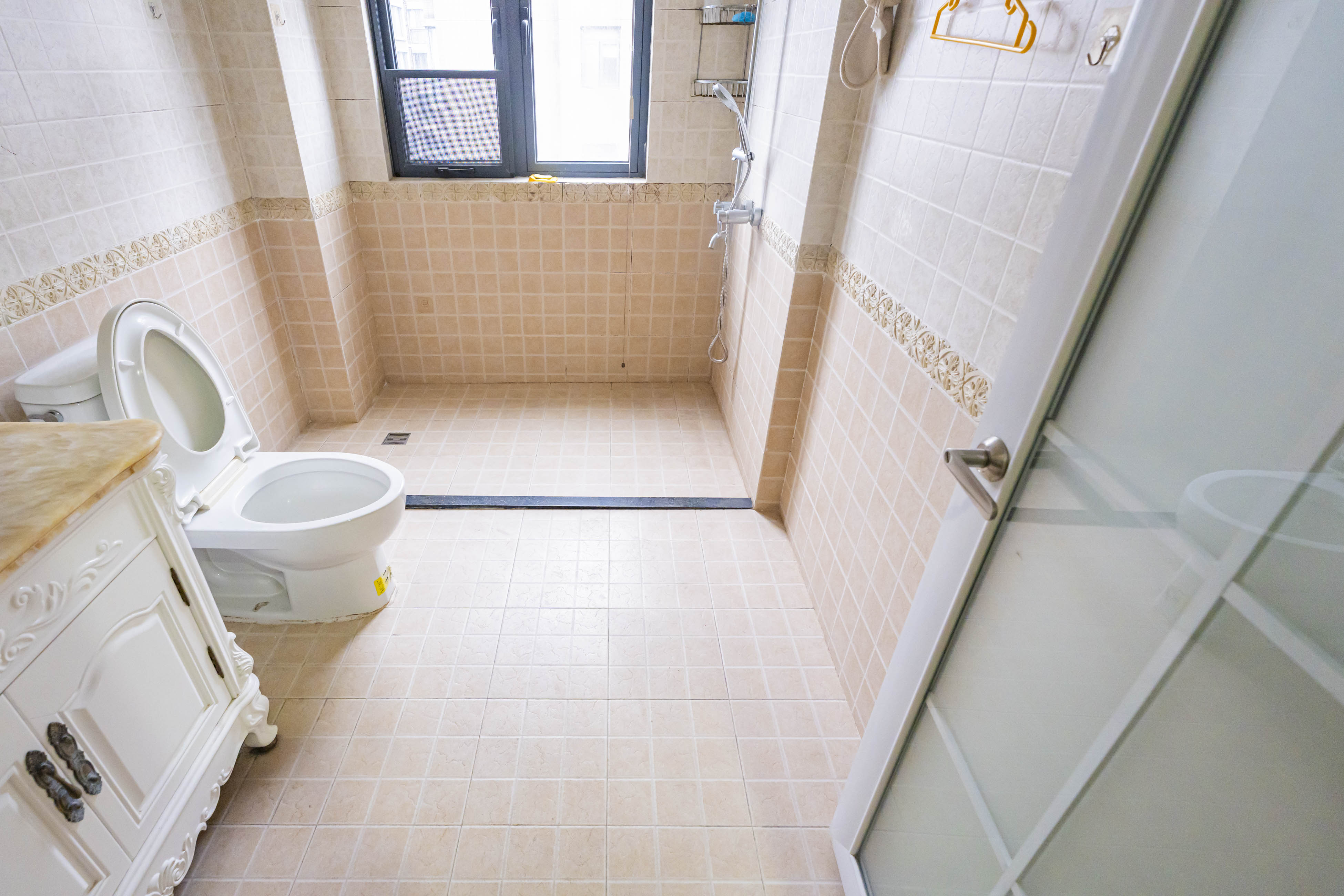 藏珑湖上国际花园  4室2厅2卫    150.0万 藏珑湖上国际花园  4室2厅2卫    150.0万卫生间