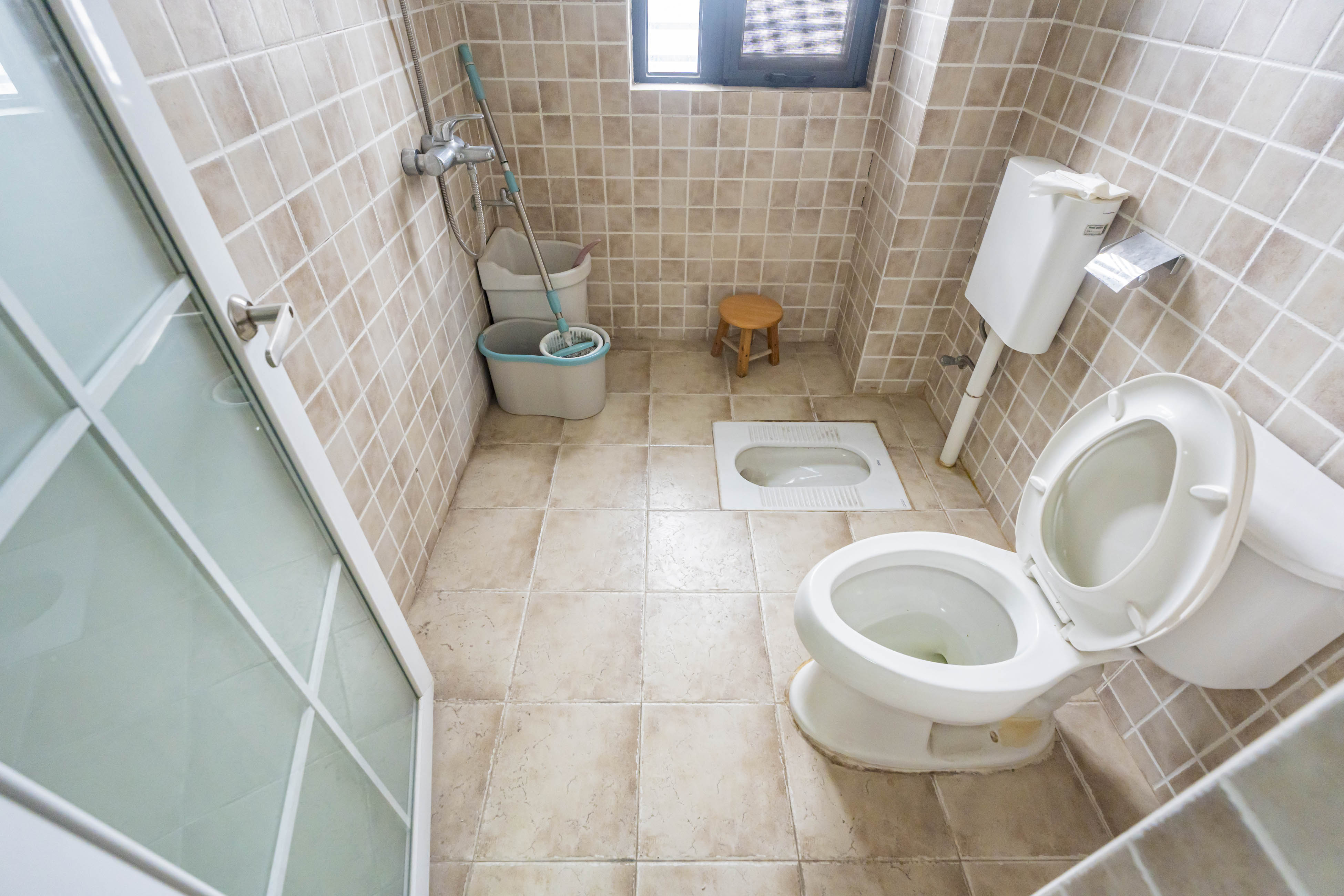 藏珑湖上国际花园  4室2厅2卫    150.0万 藏珑湖上国际花园  4室2厅2卫    150.0万卫生间