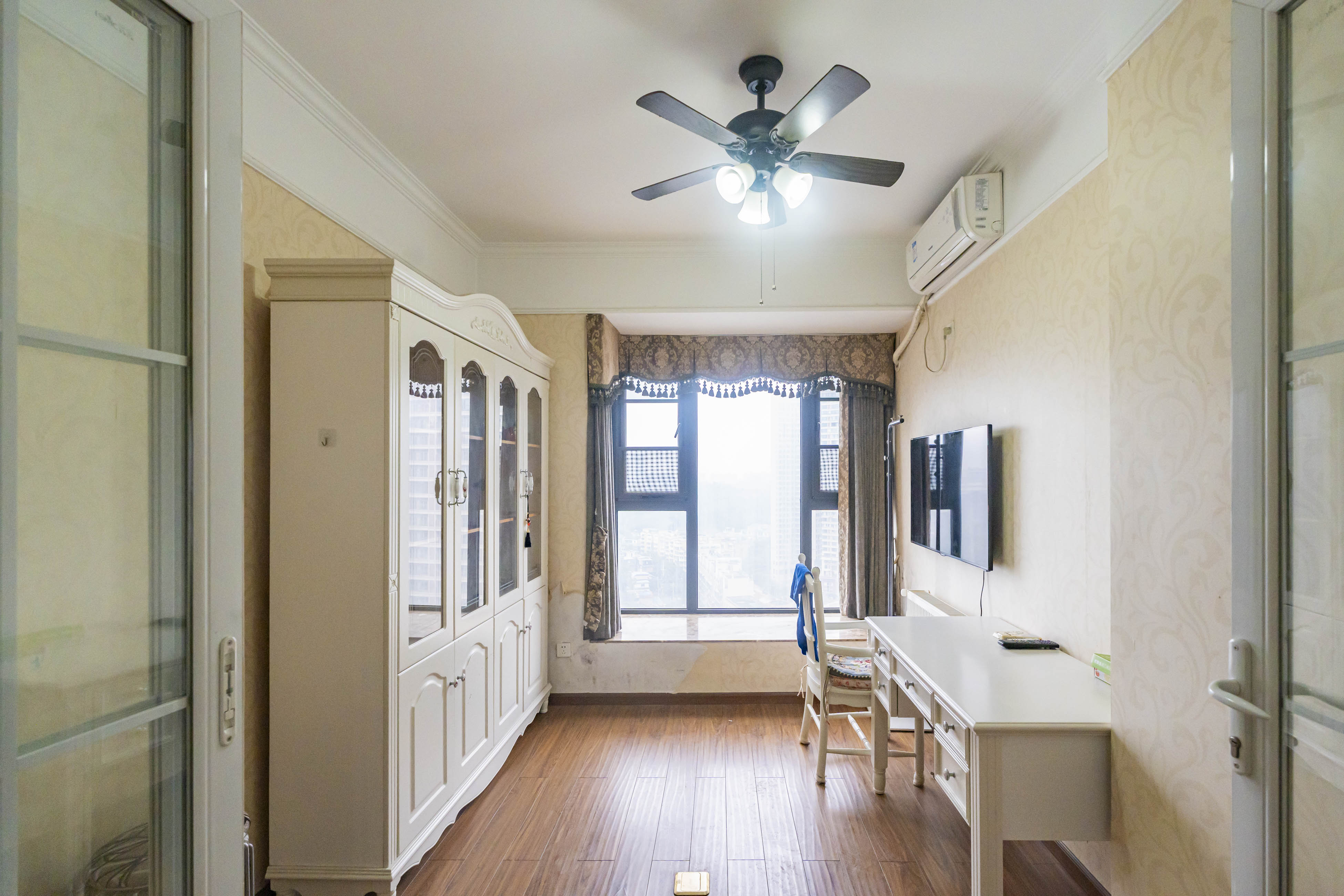 藏珑湖上国际花园  4室2厅2卫    150.0万 藏珑湖上国际花园  4室2厅2卫    150.0万卧室