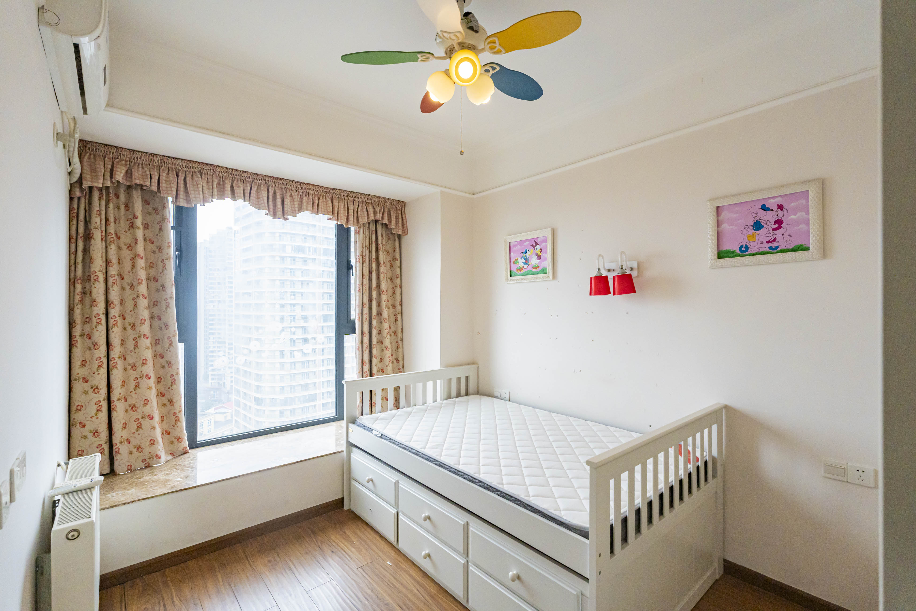 藏珑湖上国际花园  4室2厅2卫    150.0万 藏珑湖上国际花园  4室2厅2卫    150.0万卧室