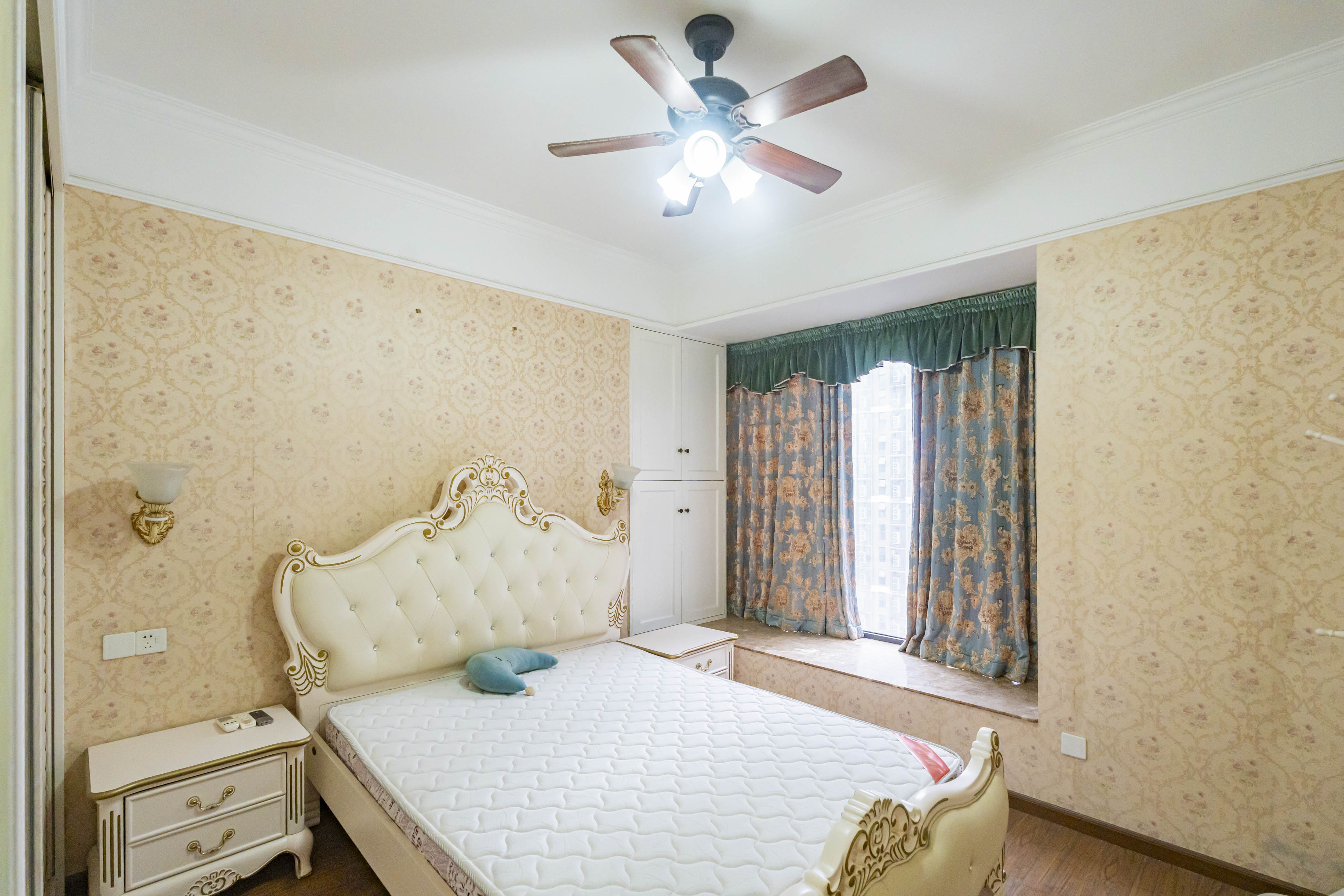 藏珑湖上国际花园  4室2厅2卫    150.0万 藏珑湖上国际花园  4室2厅2卫    150.0万卧室