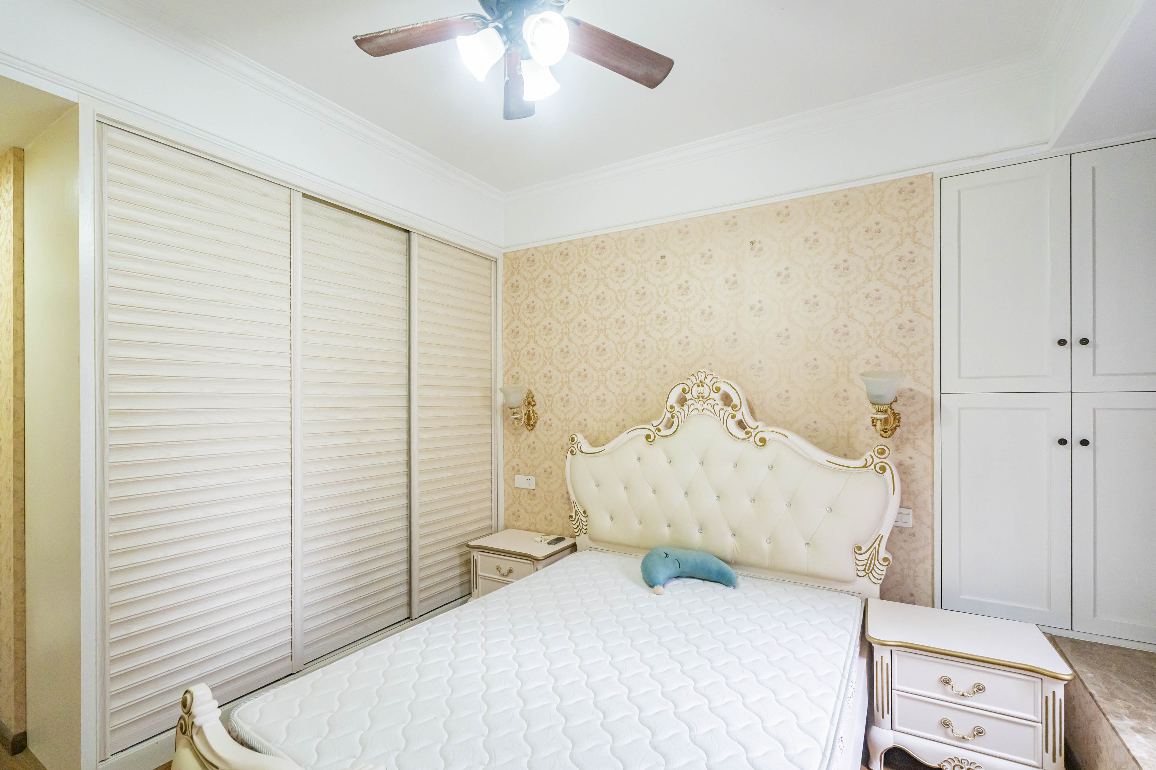 藏珑湖上国际花园  4室2厅2卫    150.0万 藏珑湖上国际花园  4室2厅2卫    150.0万卧室