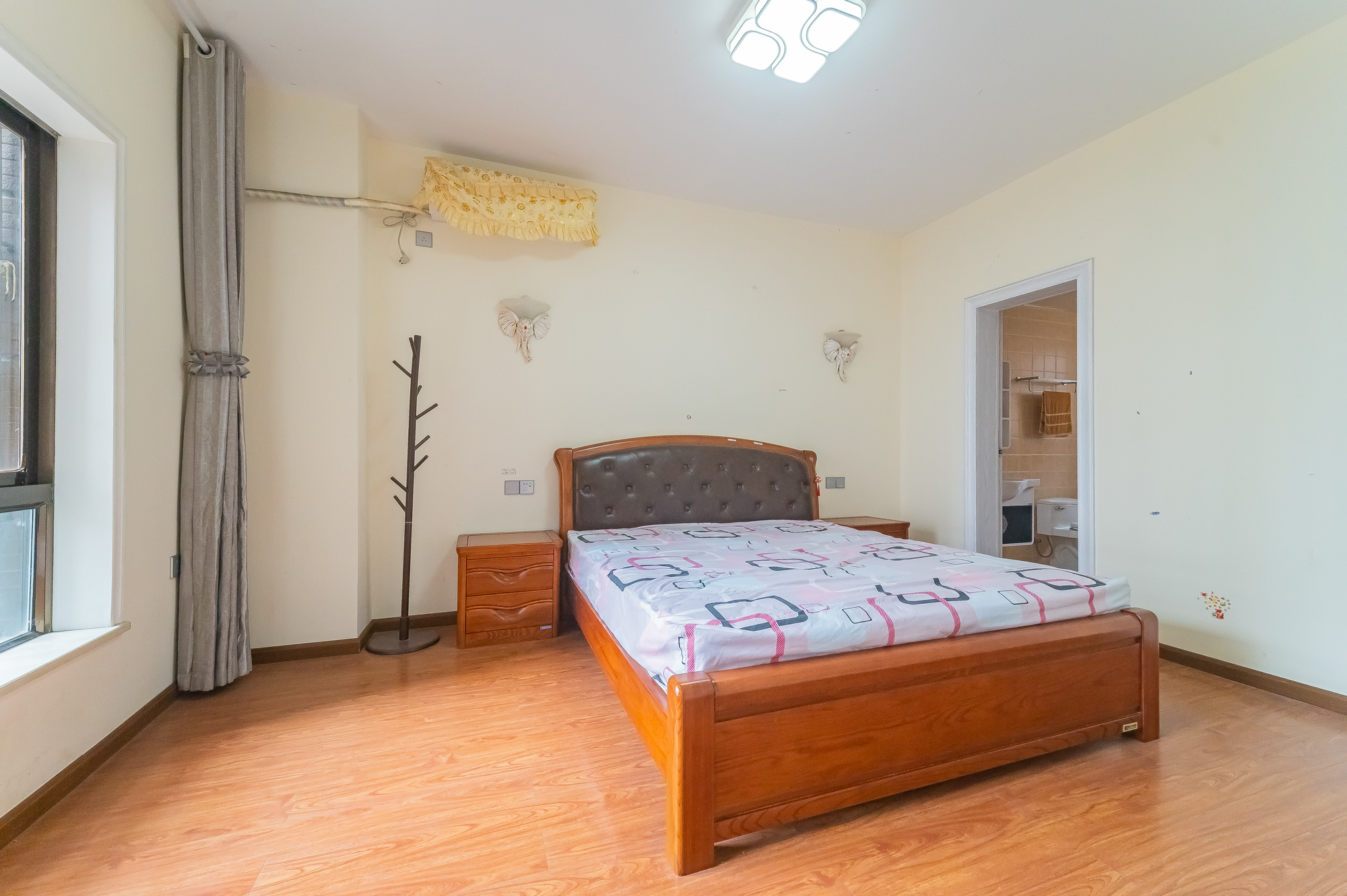 家和院  4室2厅2卫    85.8万 家和院  4室2厅2卫    85.8万卧室