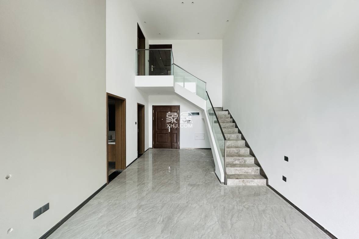 海航豪庭南苑 2室2厅2卫 218.0万 海航豪庭南苑 2室2厅2卫 218.0万客厅