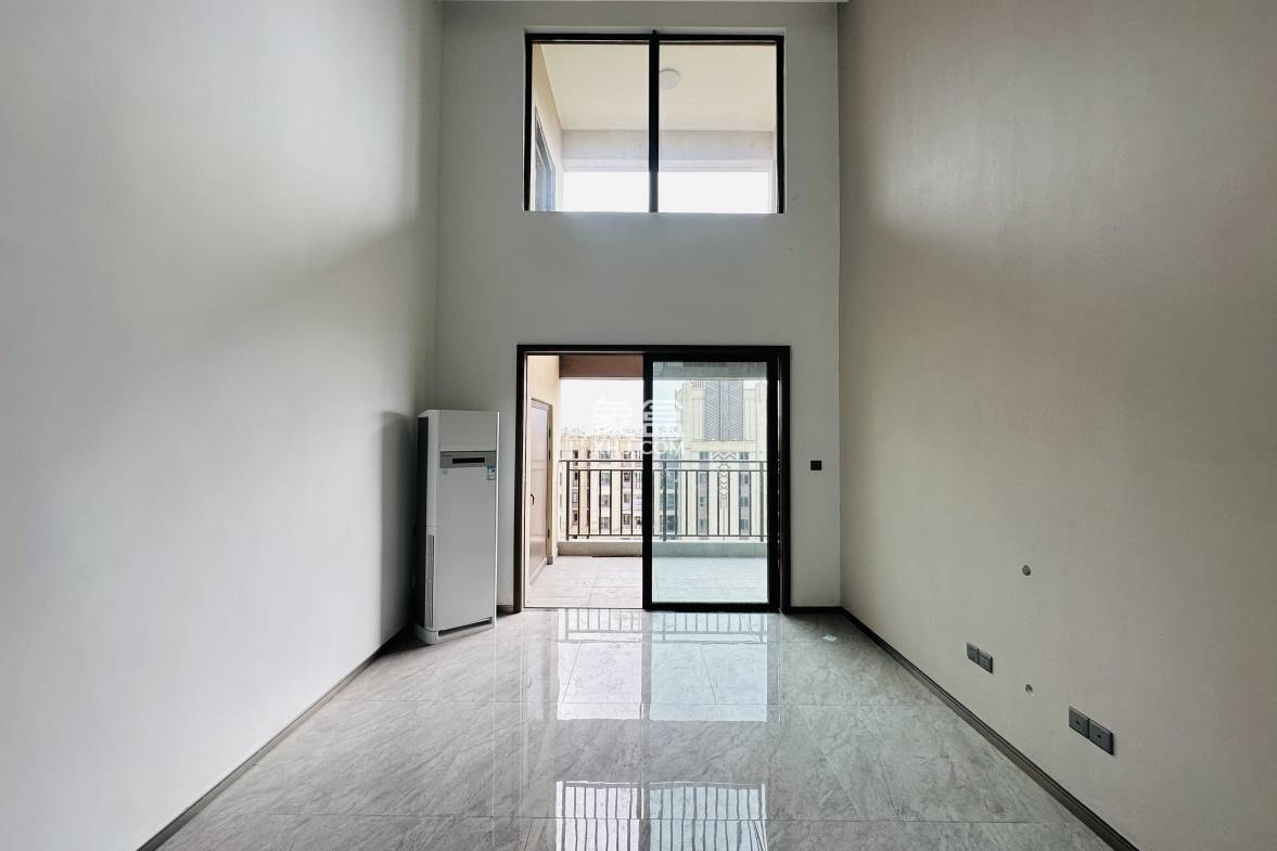 海航豪庭南苑 2室2厅2卫 218.0万 海航豪庭南苑 2室2厅2卫 218.0万客厅