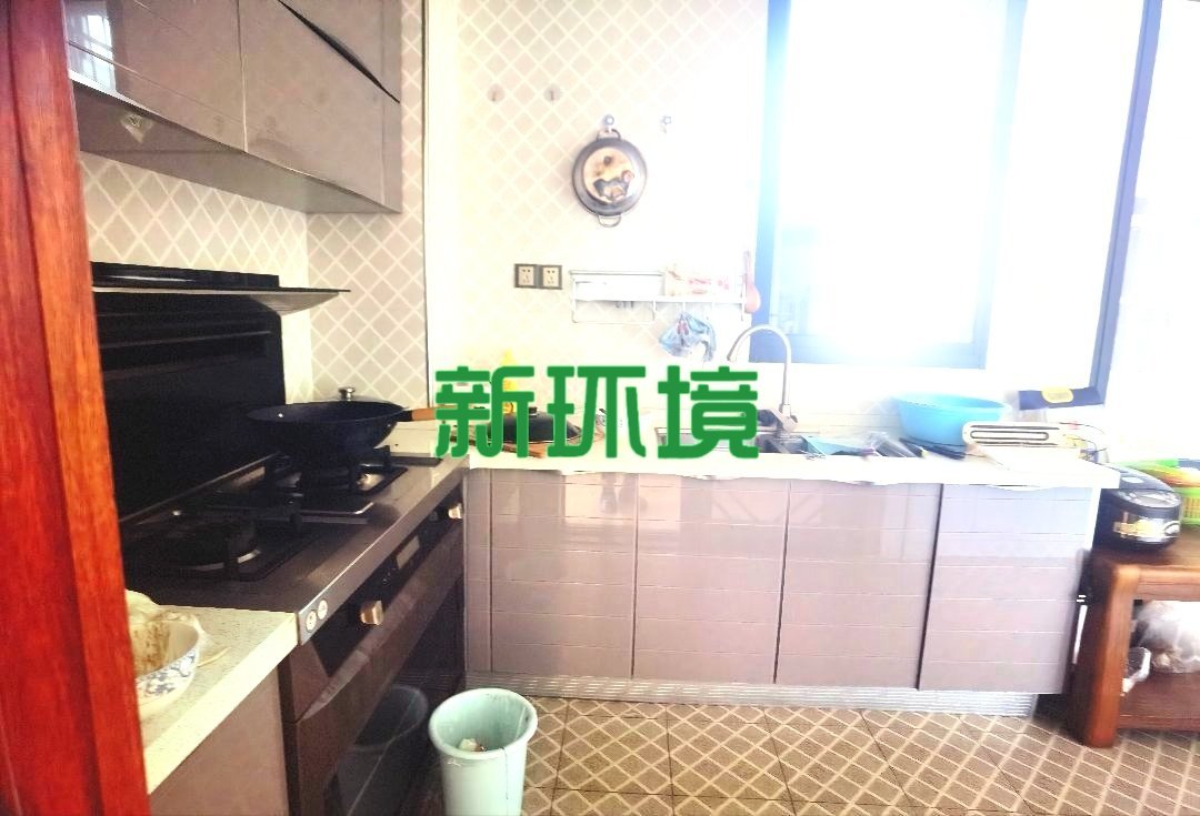 宏天绿城  4室2厅2卫   85.00万客厅