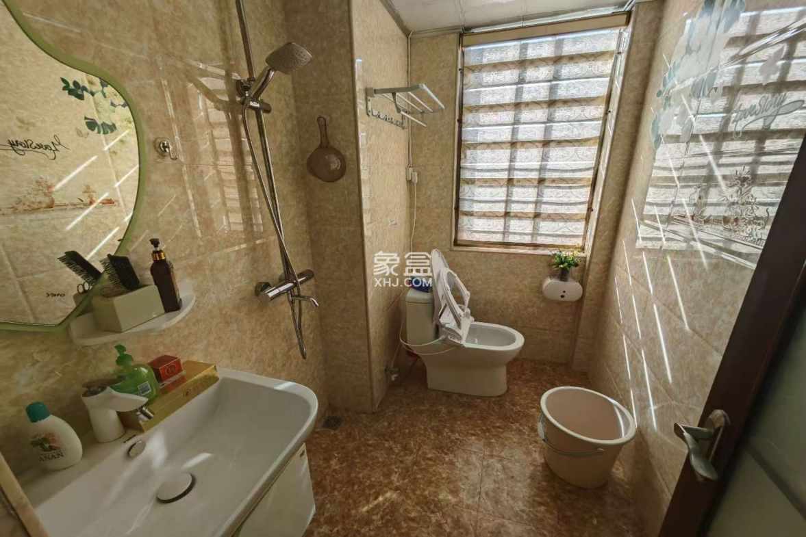 润江财苑 3室2厅2卫 2200.0元/月 润江财苑 3室2厅2卫 2200.0元/月室内图