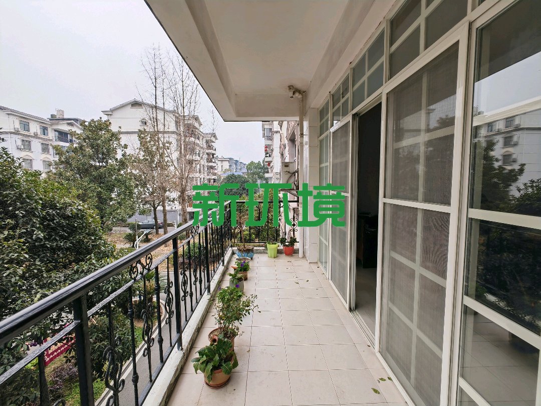 南庄花园 4室2厅2卫 135.0万 南庄花园 4室2厅2卫 135.0万客厅