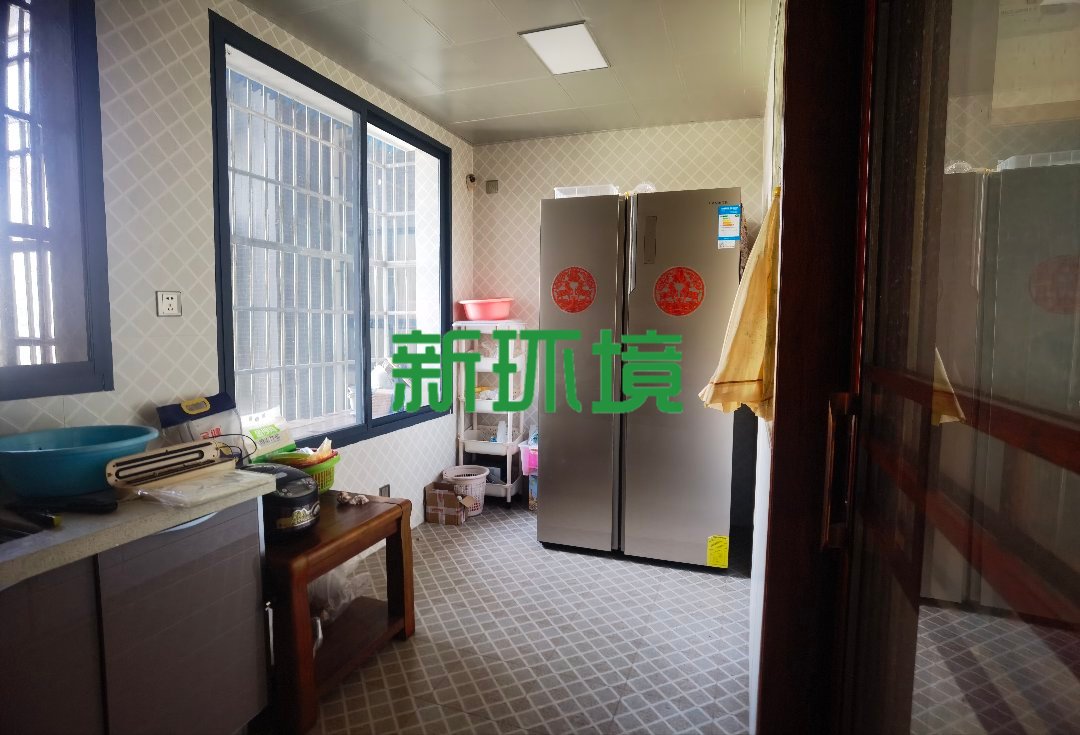 宏天绿城  4室2厅2卫   85.00万客厅
