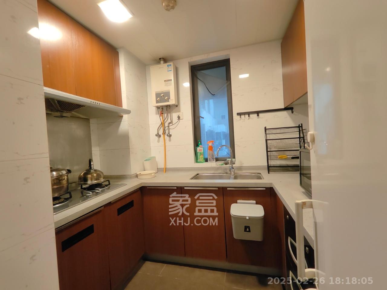 万科城  1室2厅1卫   2300.00元/月