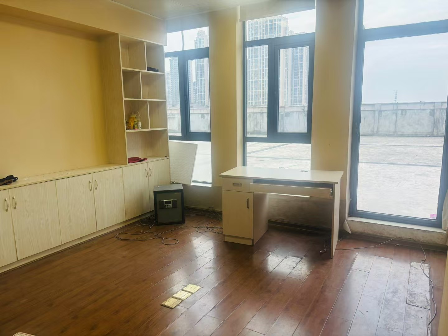 鸿星新天地  5室3厅1卫    4380.0元/月 鸿星新天地  5室3厅1卫    4380.0元/月室内图