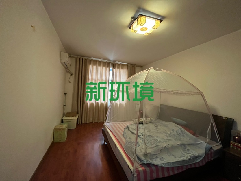 八达小区  4室2厅2卫   60.00万客厅