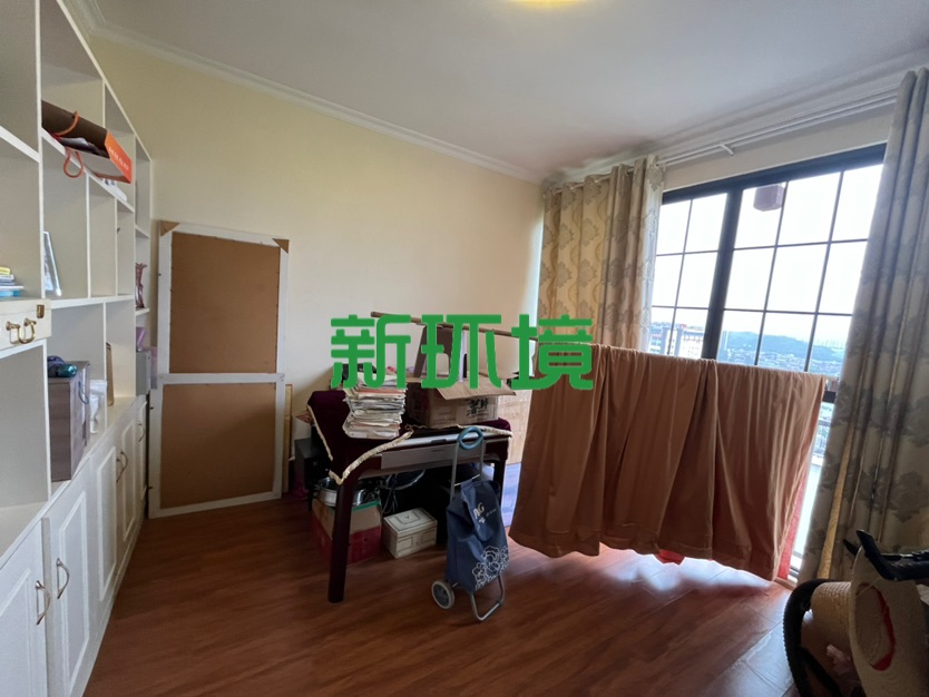栗源小区  5室2厅2卫   145.00万客厅