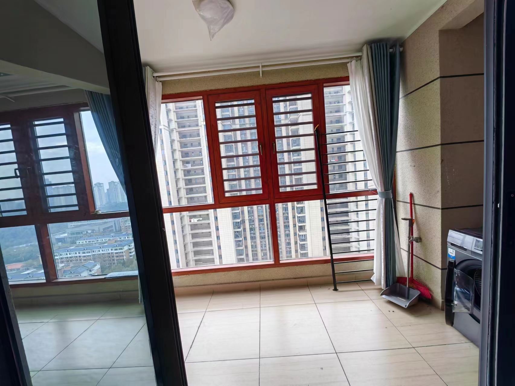 碧桂园梓山府 3室2厅2卫 1900.0元/月 碧桂园梓山府 3室2厅2卫 1900.0元/月室内图