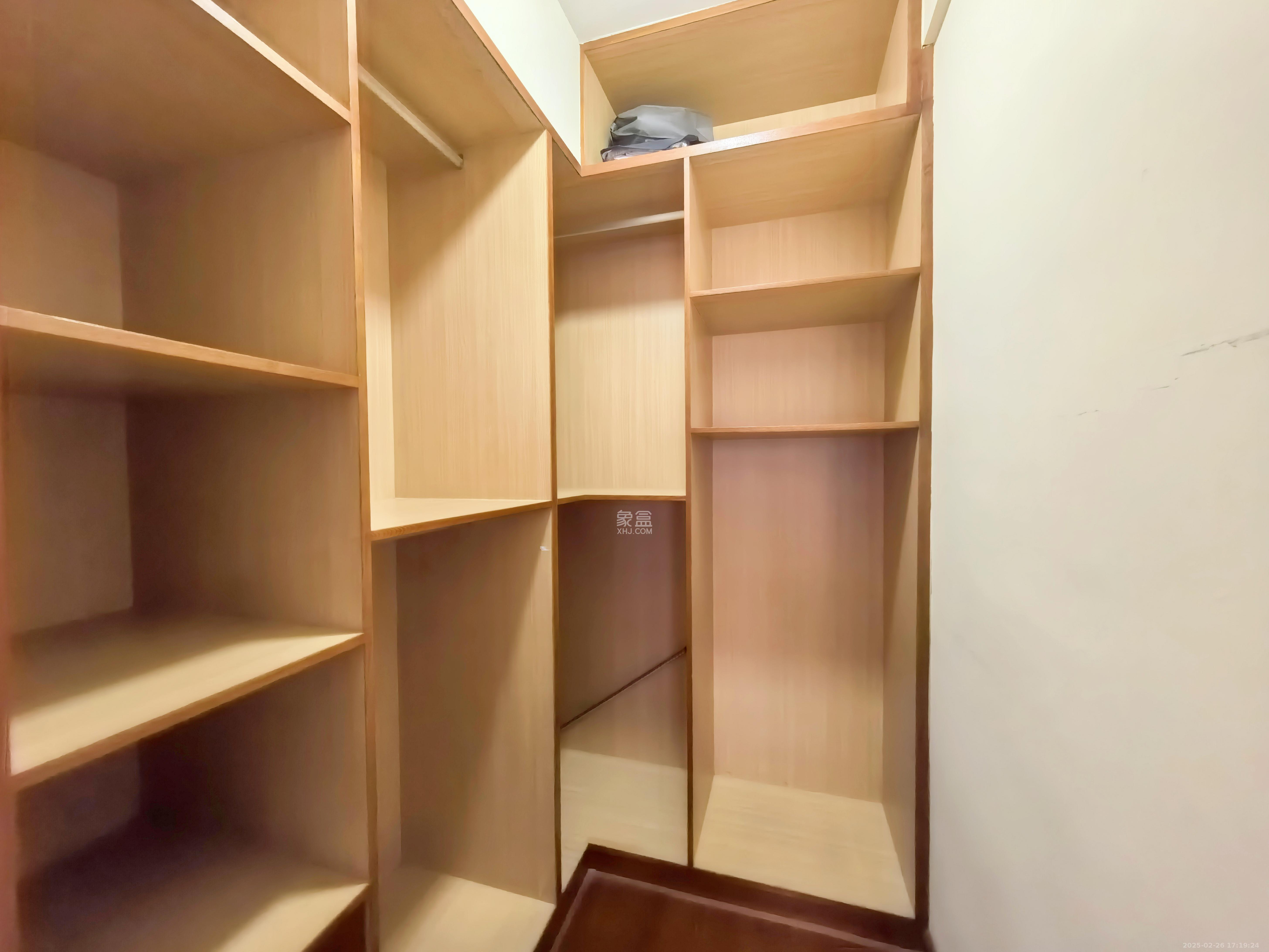 中城丽景香山园  4室2厅2卫   3900.00元/月室内图