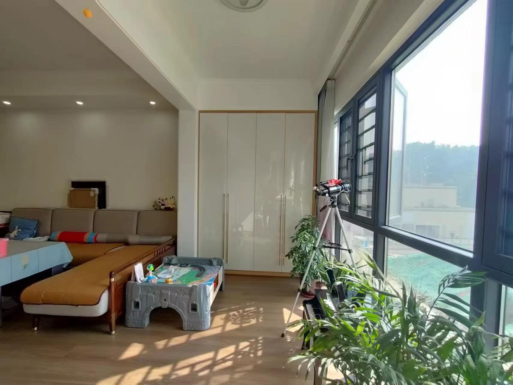 吉大汉珠山府 3室2厅2卫 98.8万 吉大汉珠山府 3室2厅2卫 98.8万客厅