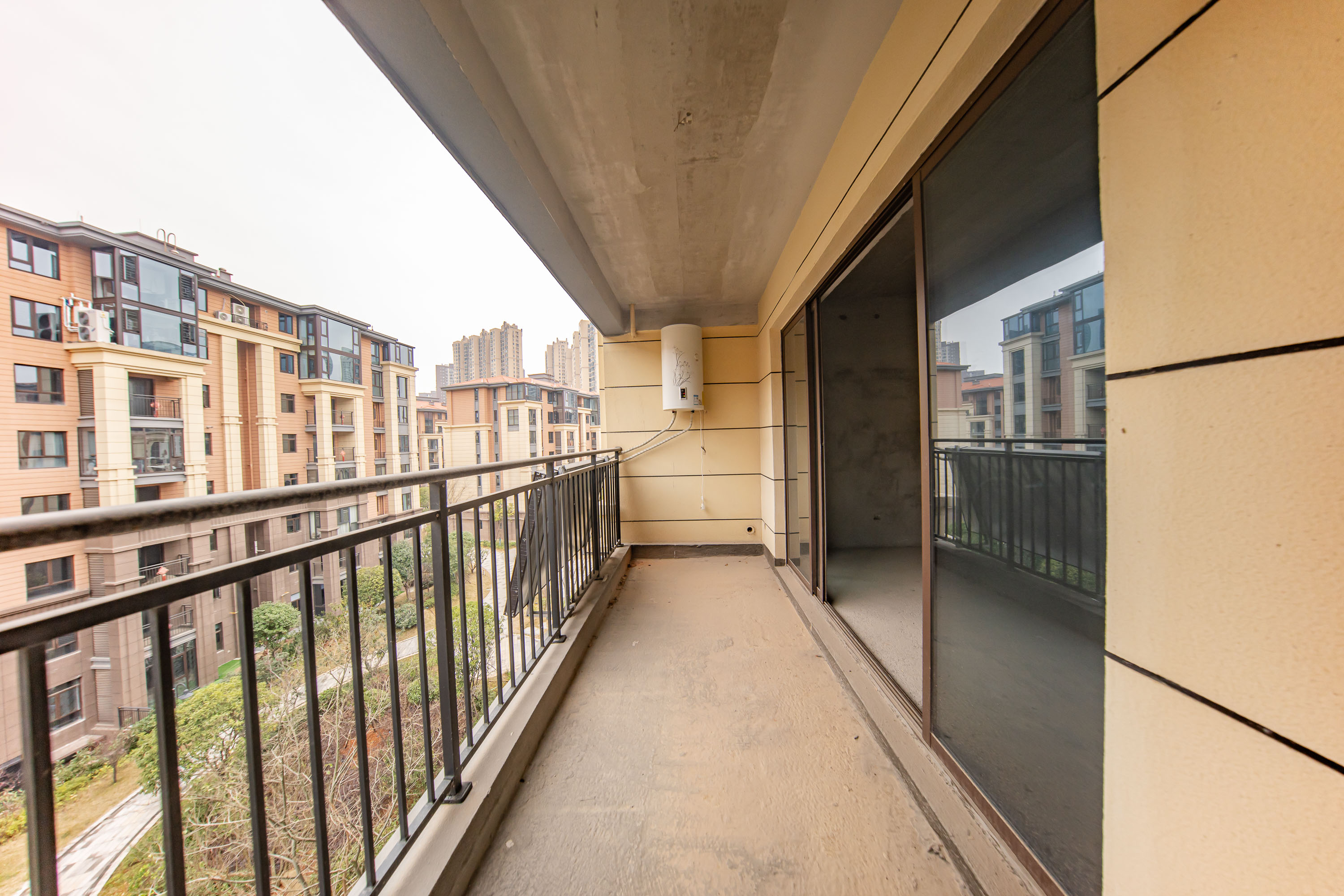 江山帝景雅墅(普罗旺斯) 5室2厅4卫 268.0万 江山帝景雅墅(普罗旺斯) 5室2厅4卫 268.0万阳台