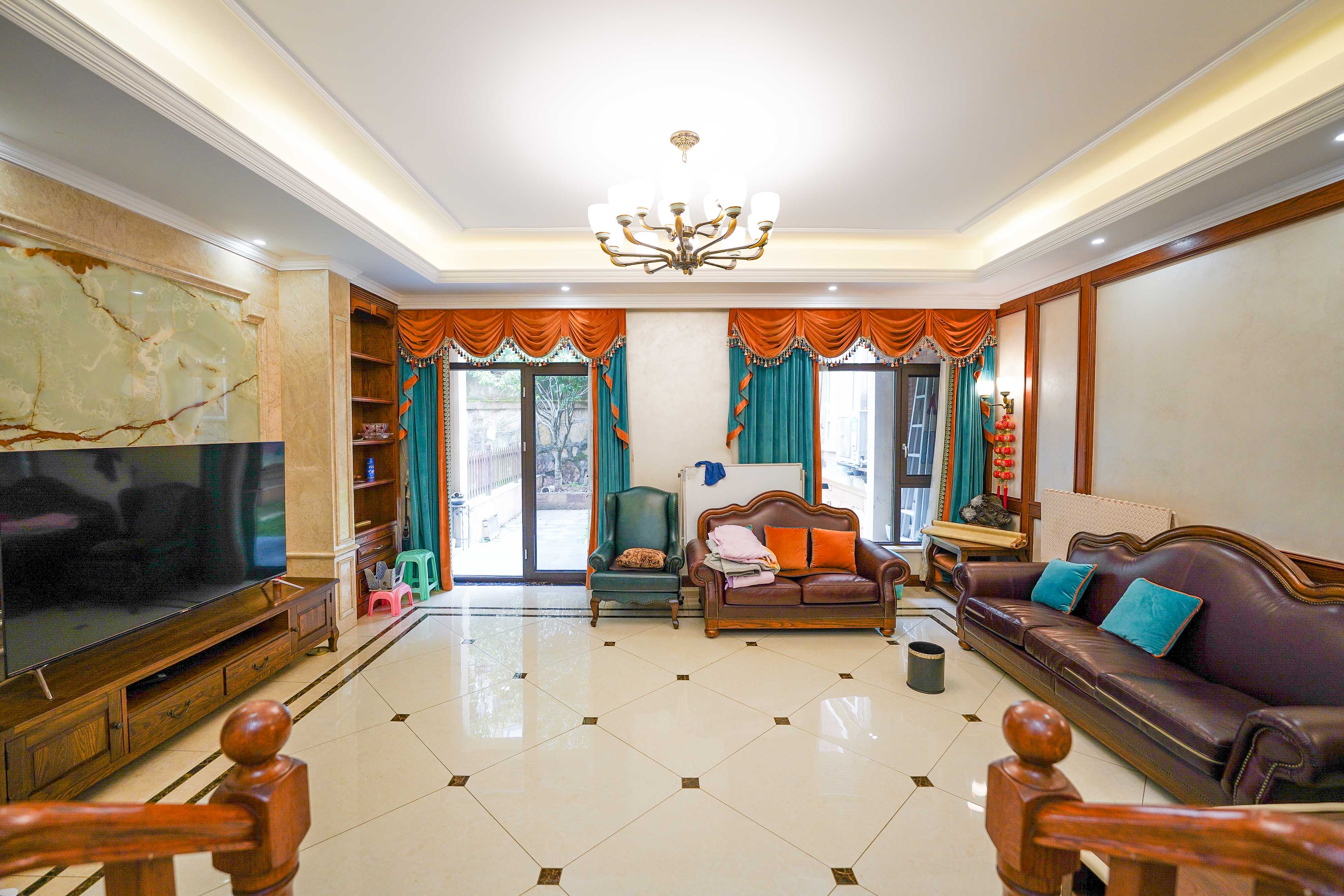 格兰小镇  5室2厅4卫    408.0万 格兰小镇  5室2厅4卫    408.0万客厅