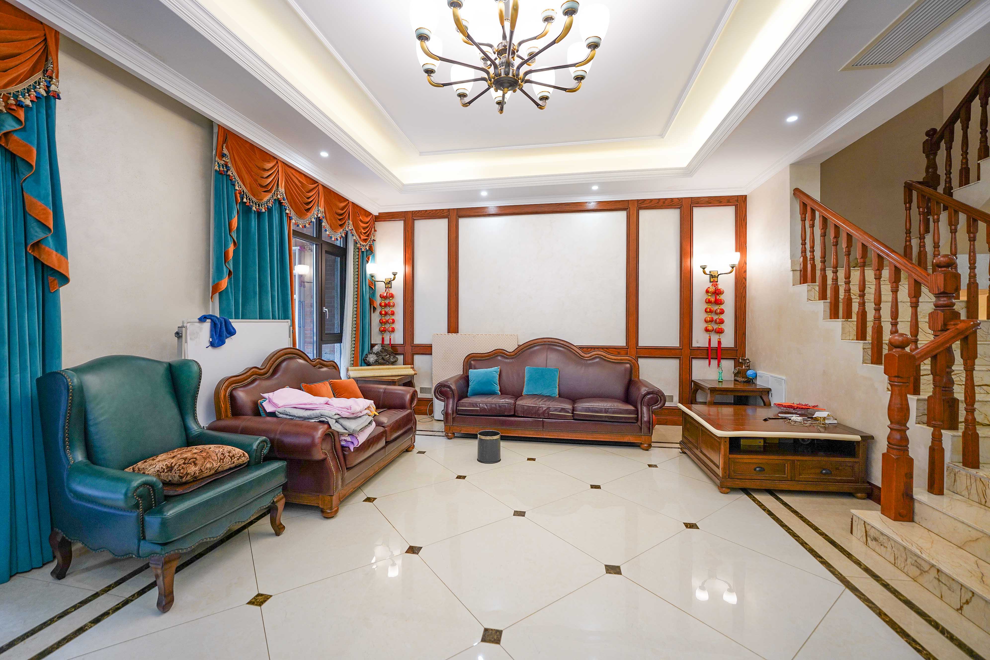 格兰小镇  5室2厅4卫    408.0万 格兰小镇  5室2厅4卫    408.0万客厅