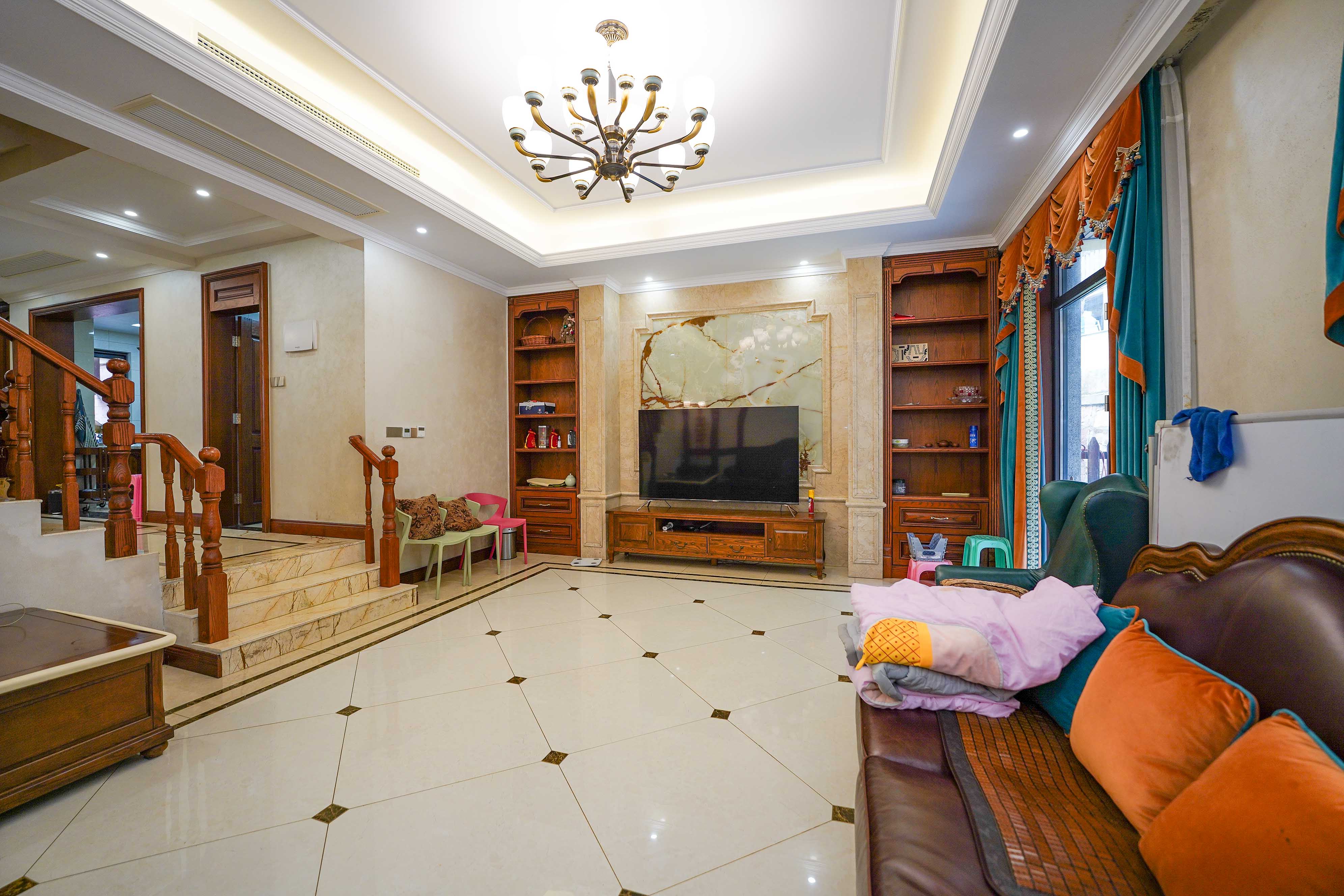 格兰小镇  5室2厅4卫    408.0万 格兰小镇  5室2厅4卫    408.0万客厅