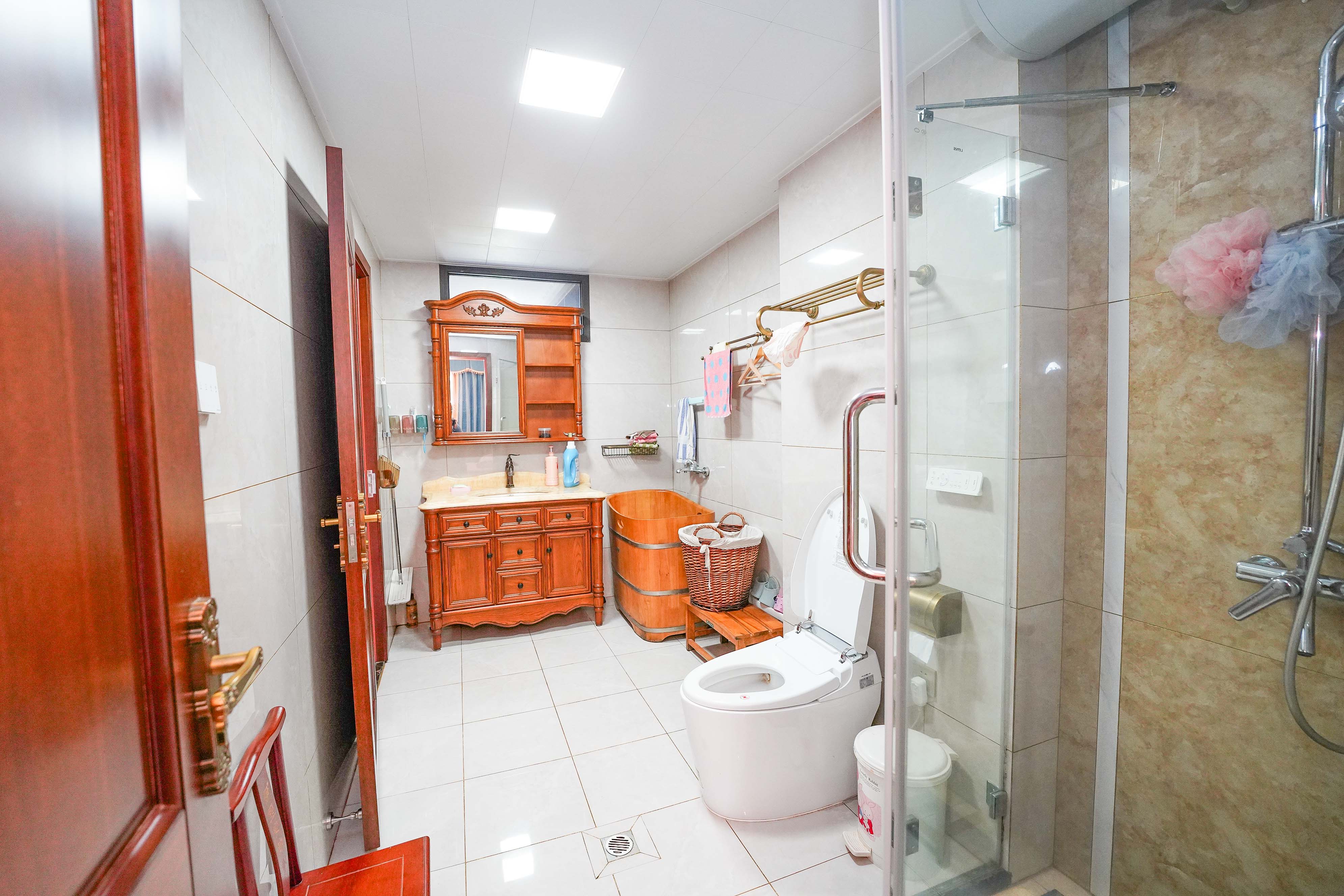 格兰小镇  5室2厅4卫    408.0万 格兰小镇  5室2厅4卫    408.0万卫生间