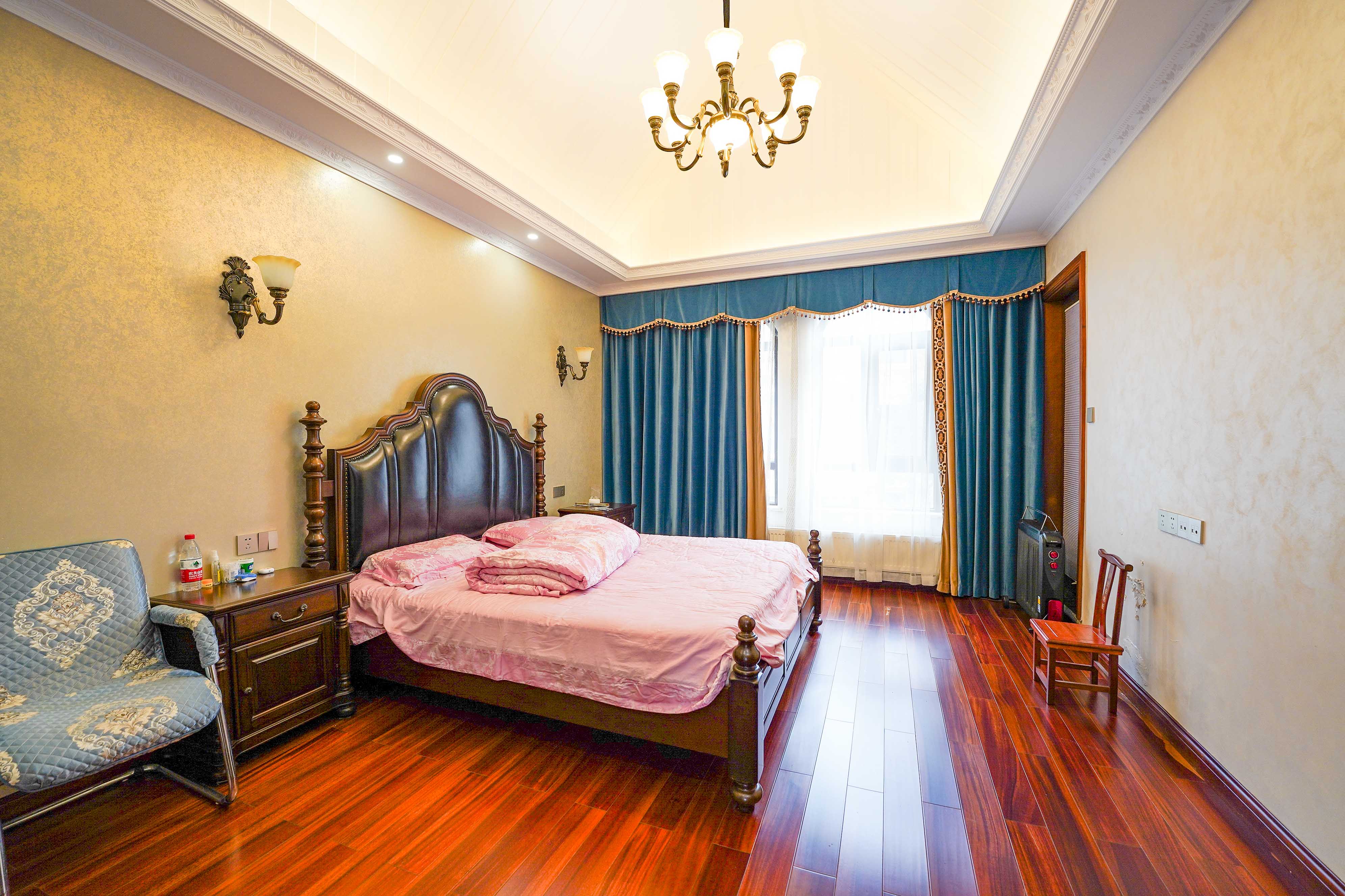 格兰小镇  5室2厅4卫    408.0万 格兰小镇  5室2厅4卫    408.0万卧室