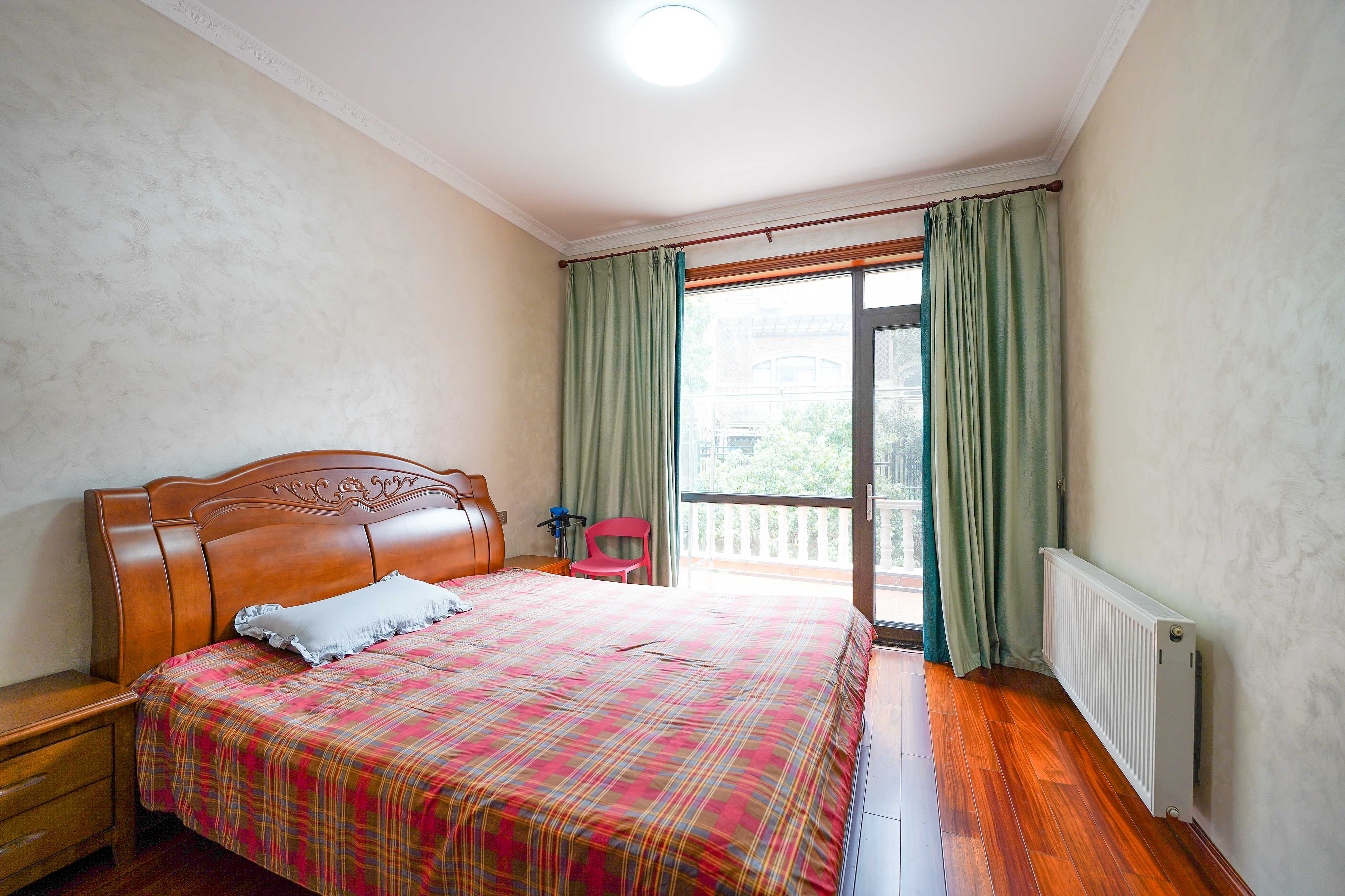 格兰小镇  5室2厅4卫    408.0万 格兰小镇  5室2厅4卫    408.0万卧室