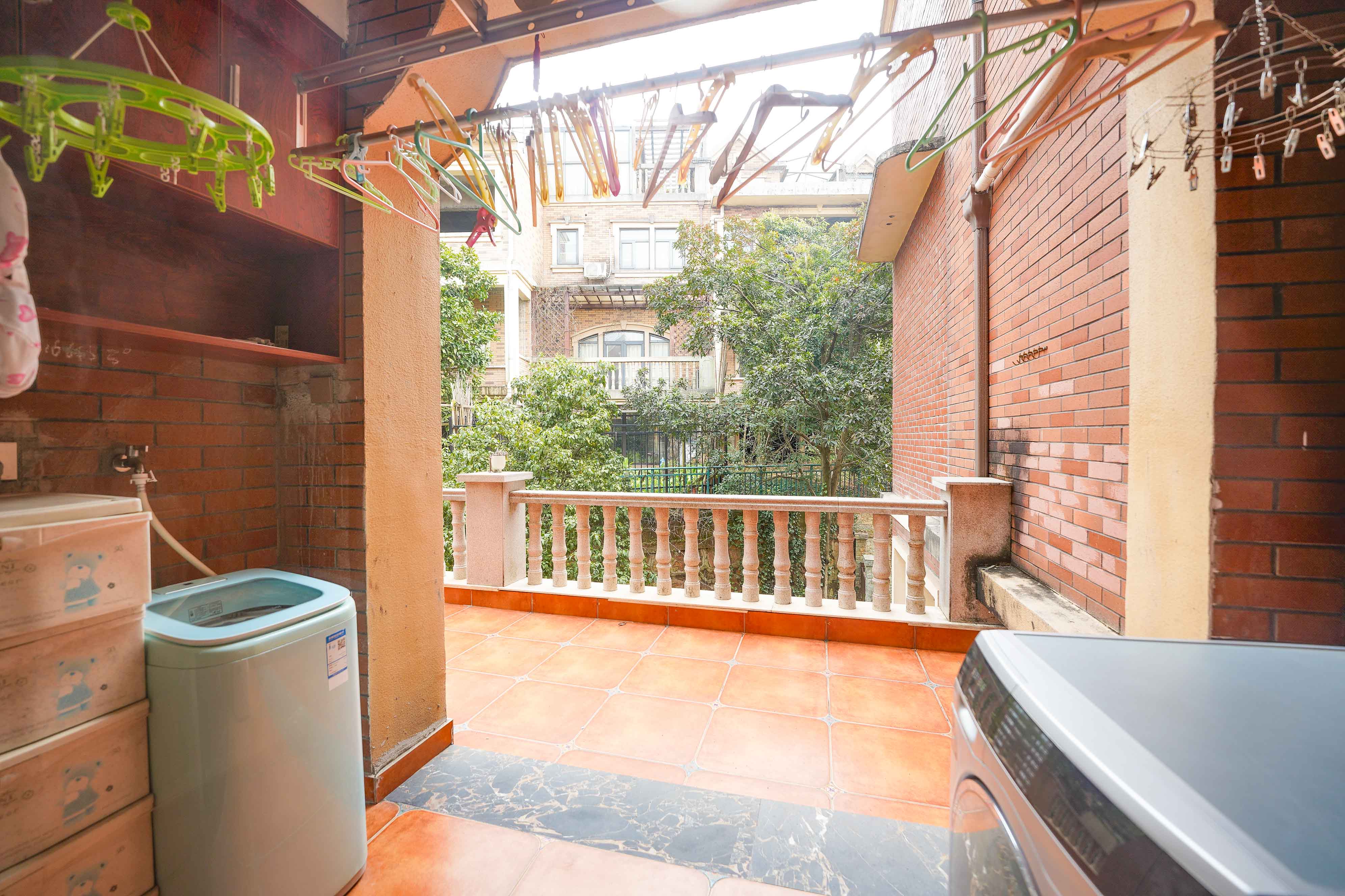 格兰小镇  5室2厅4卫    408.0万 格兰小镇  5室2厅4卫    408.0万阳台