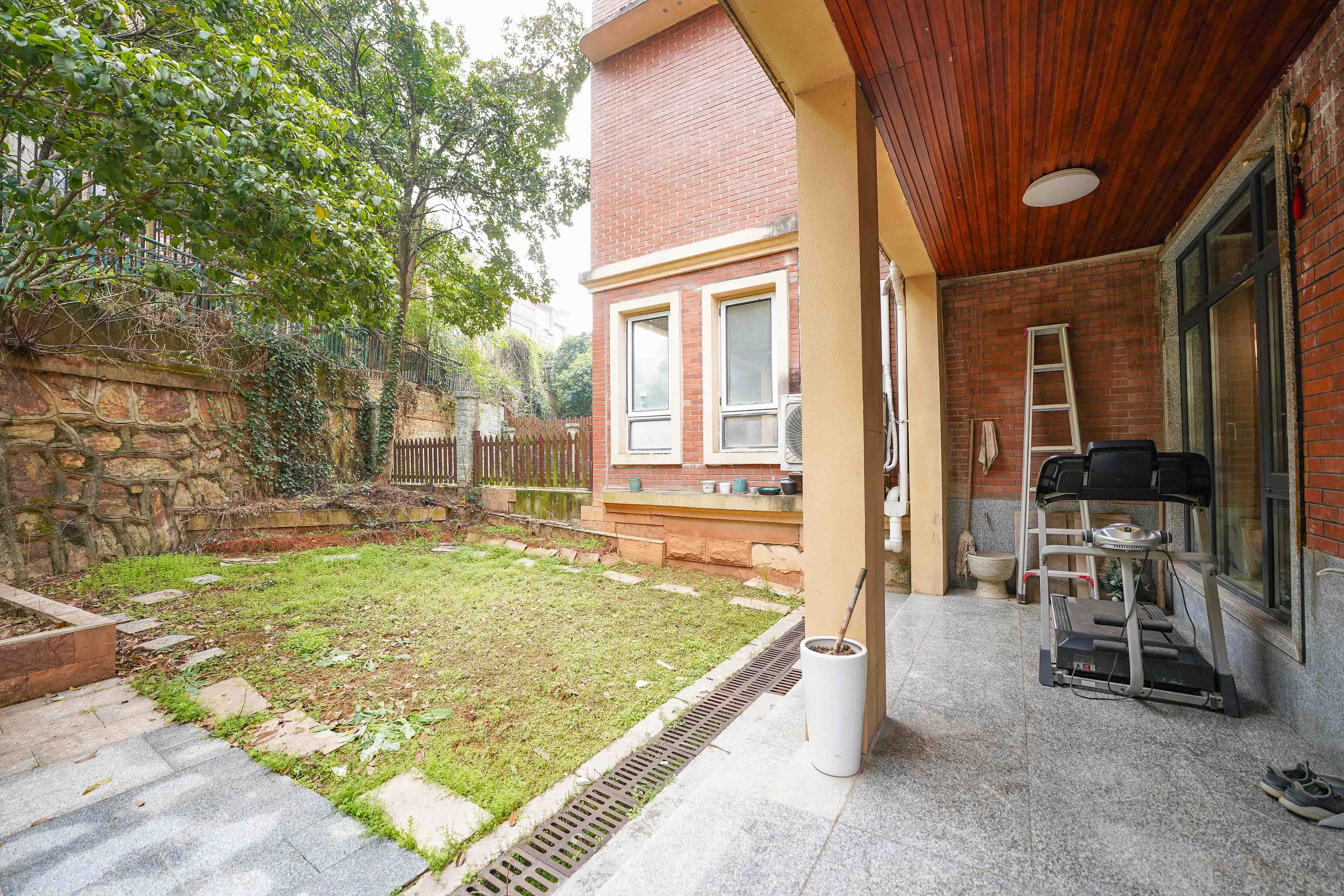 格兰小镇  5室2厅4卫    408.0万 格兰小镇  5室2厅4卫    408.0万阳台