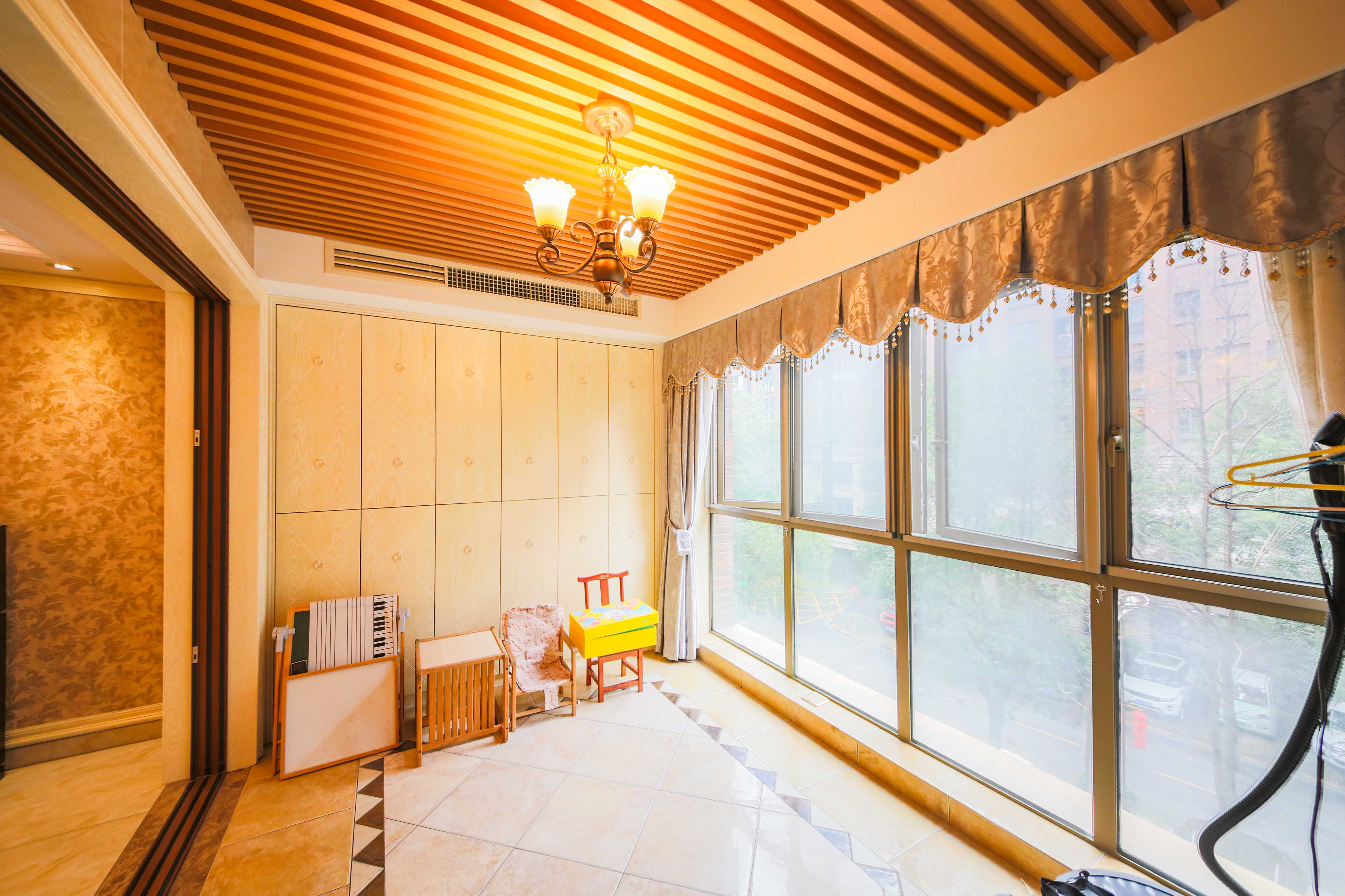 奥林匹克花园  4室2厅4卫   363.50万阳台