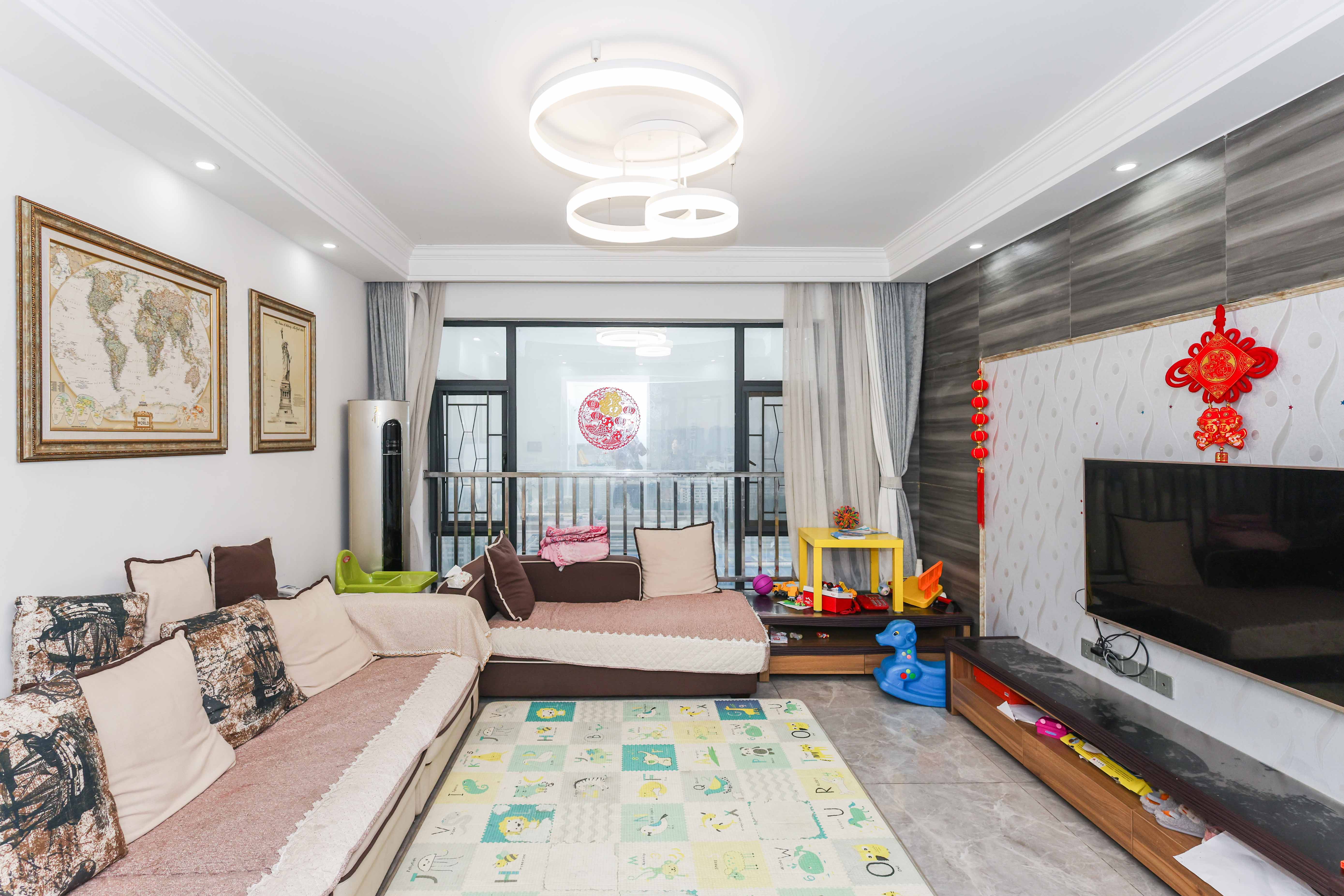 天元涉外景园B区 4室2厅2卫 98.0万 天元涉外景园B区 4室2厅2卫 98.0万客厅