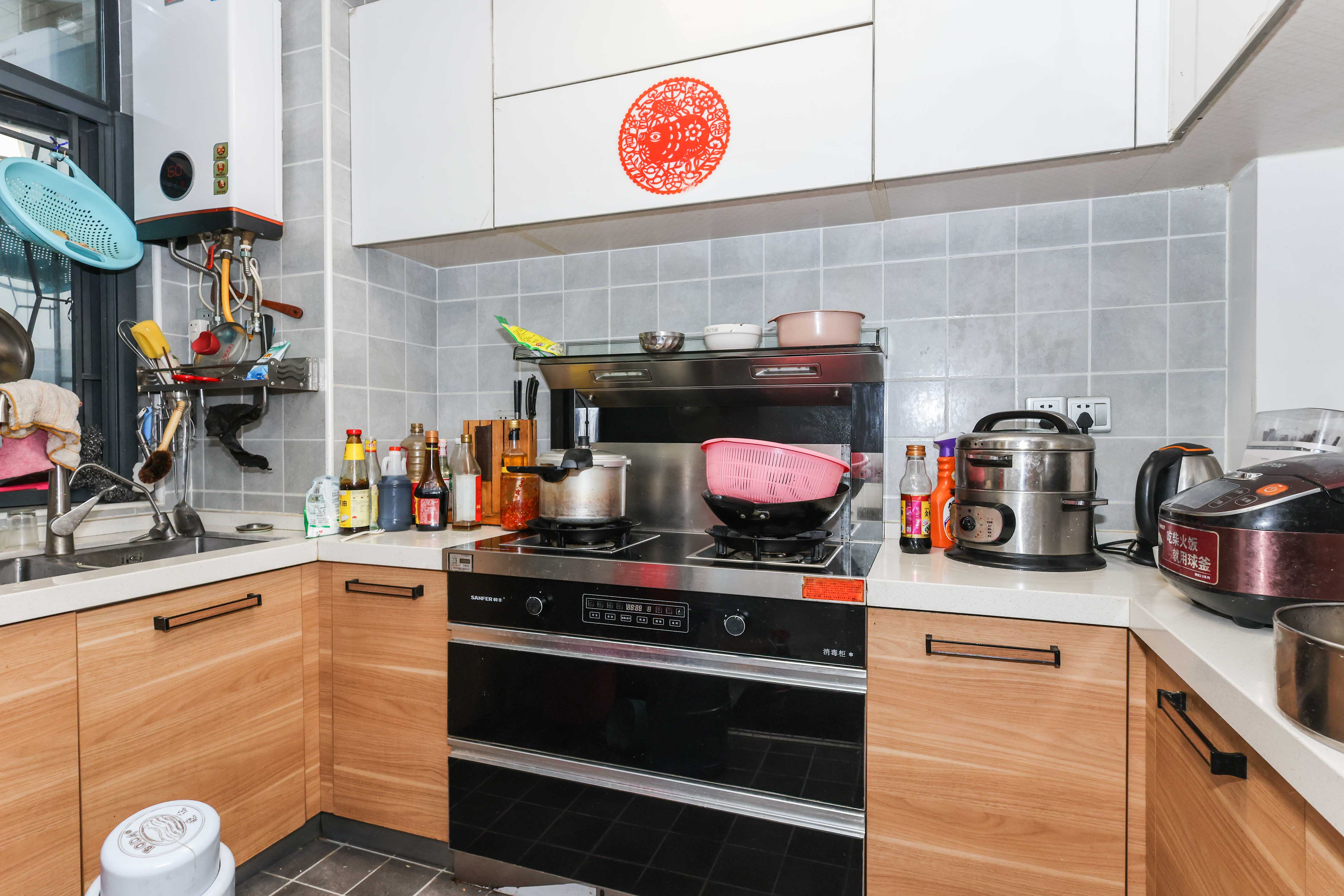 天元涉外景园B区 4室2厅2卫 98.0万 天元涉外景园B区 4室2厅2卫 98.0万厨房