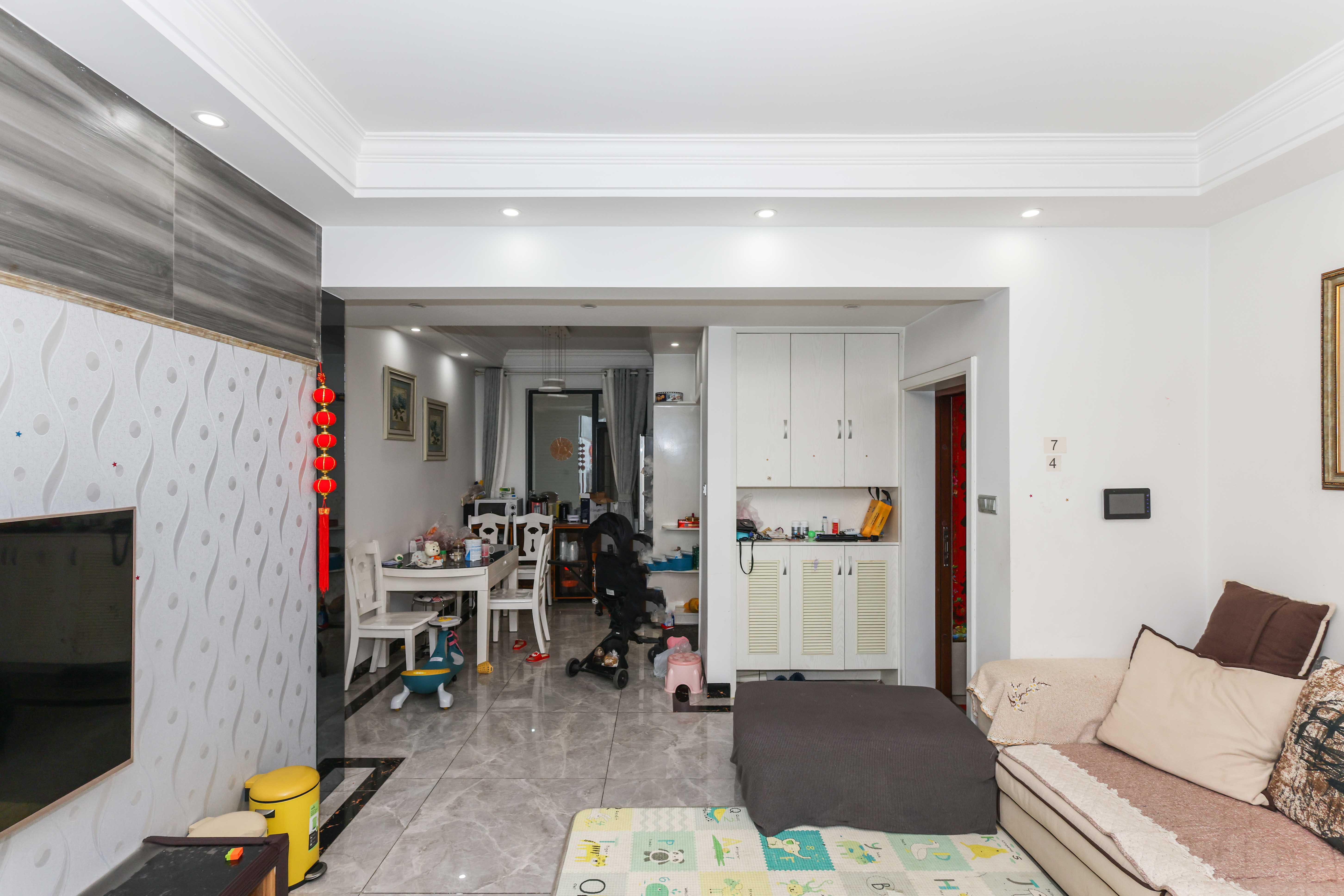 天元涉外景园B区 4室2厅2卫 98.0万 天元涉外景园B区 4室2厅2卫 98.0万客厅