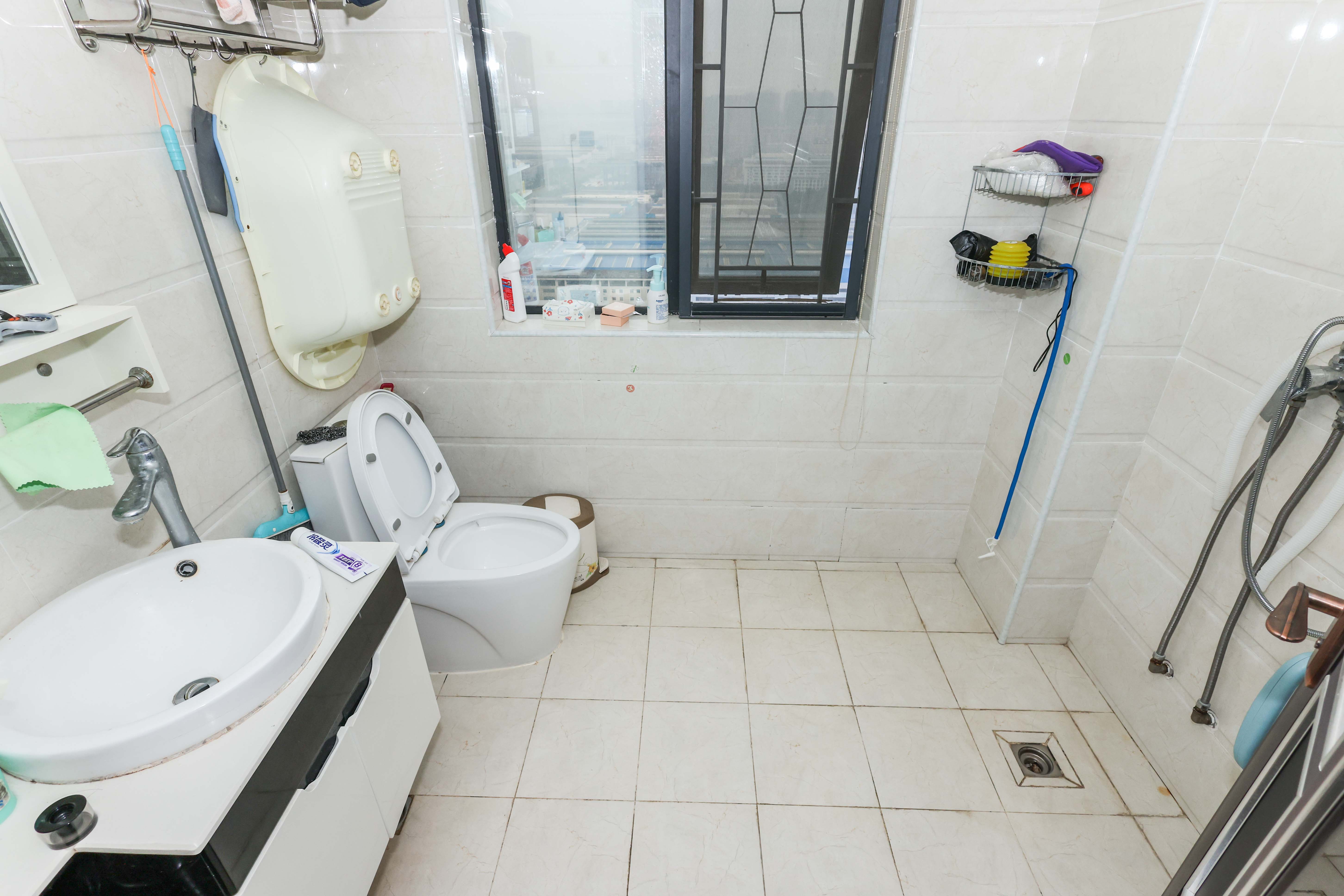 天元涉外景园B区 4室2厅2卫 98.0万 天元涉外景园B区 4室2厅2卫 98.0万卫生间