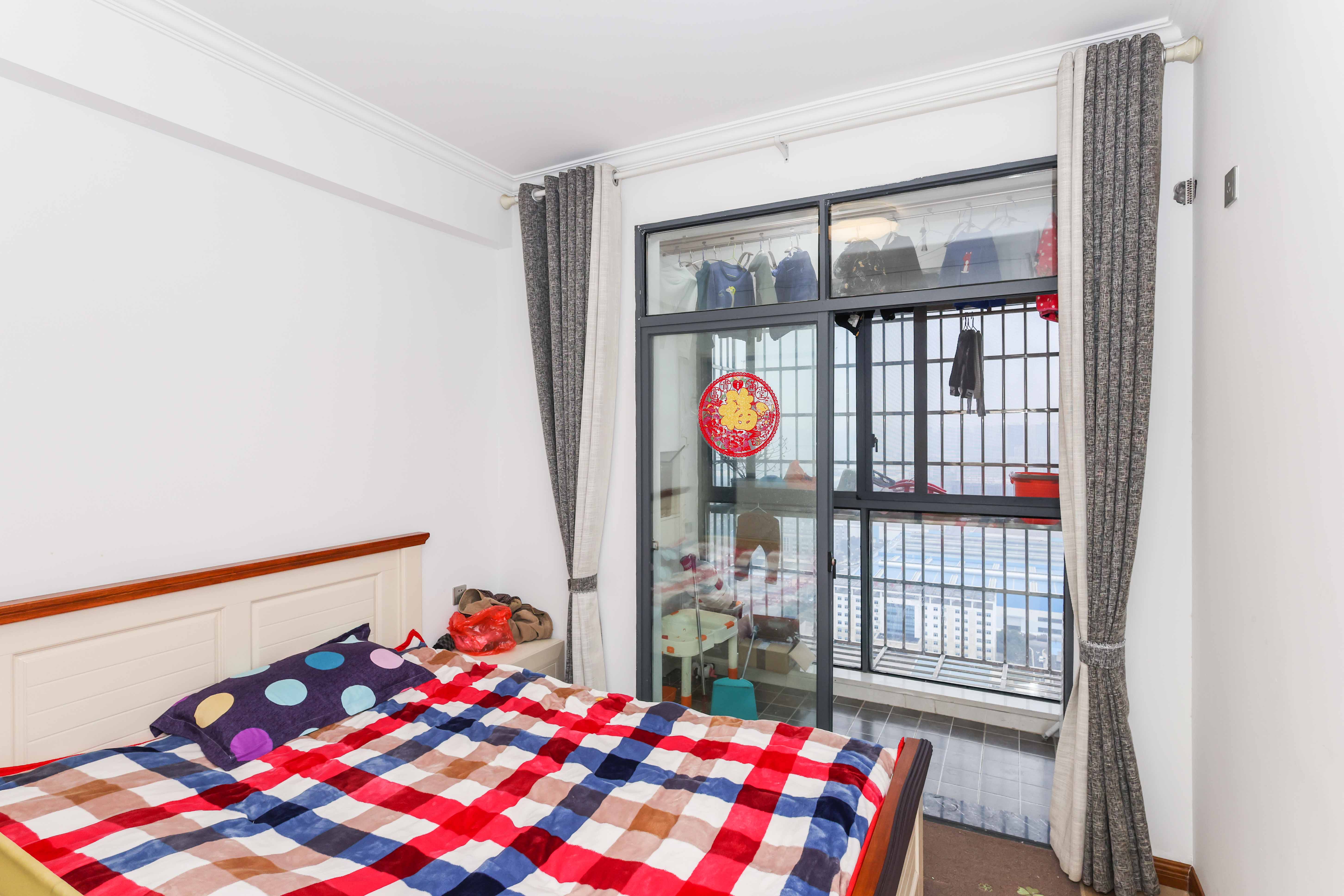 天元涉外景园B区 4室2厅2卫 98.0万 天元涉外景园B区 4室2厅2卫 98.0万卧室