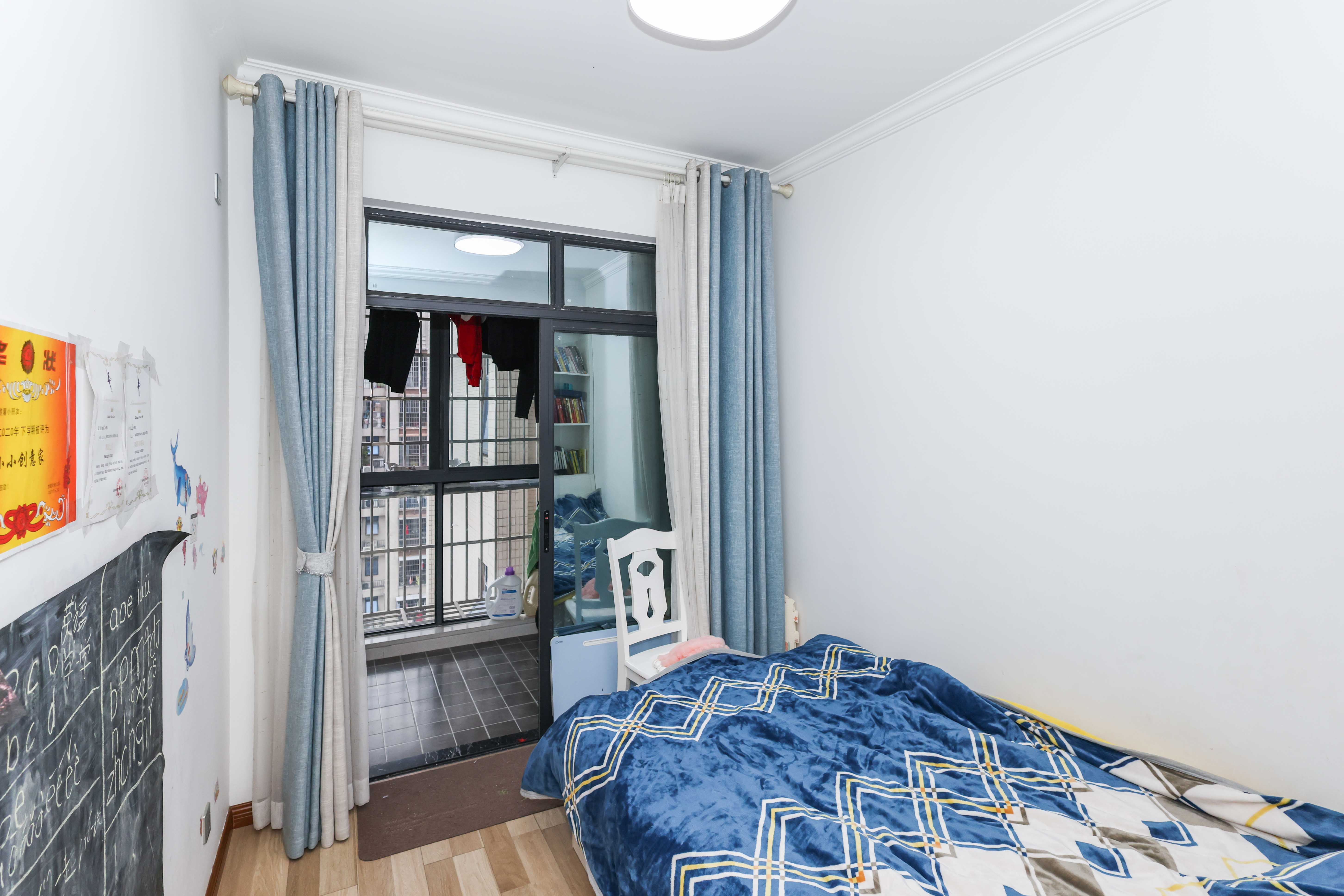 天元涉外景园B区 4室2厅2卫 98.0万 天元涉外景园B区 4室2厅2卫 98.0万卧室