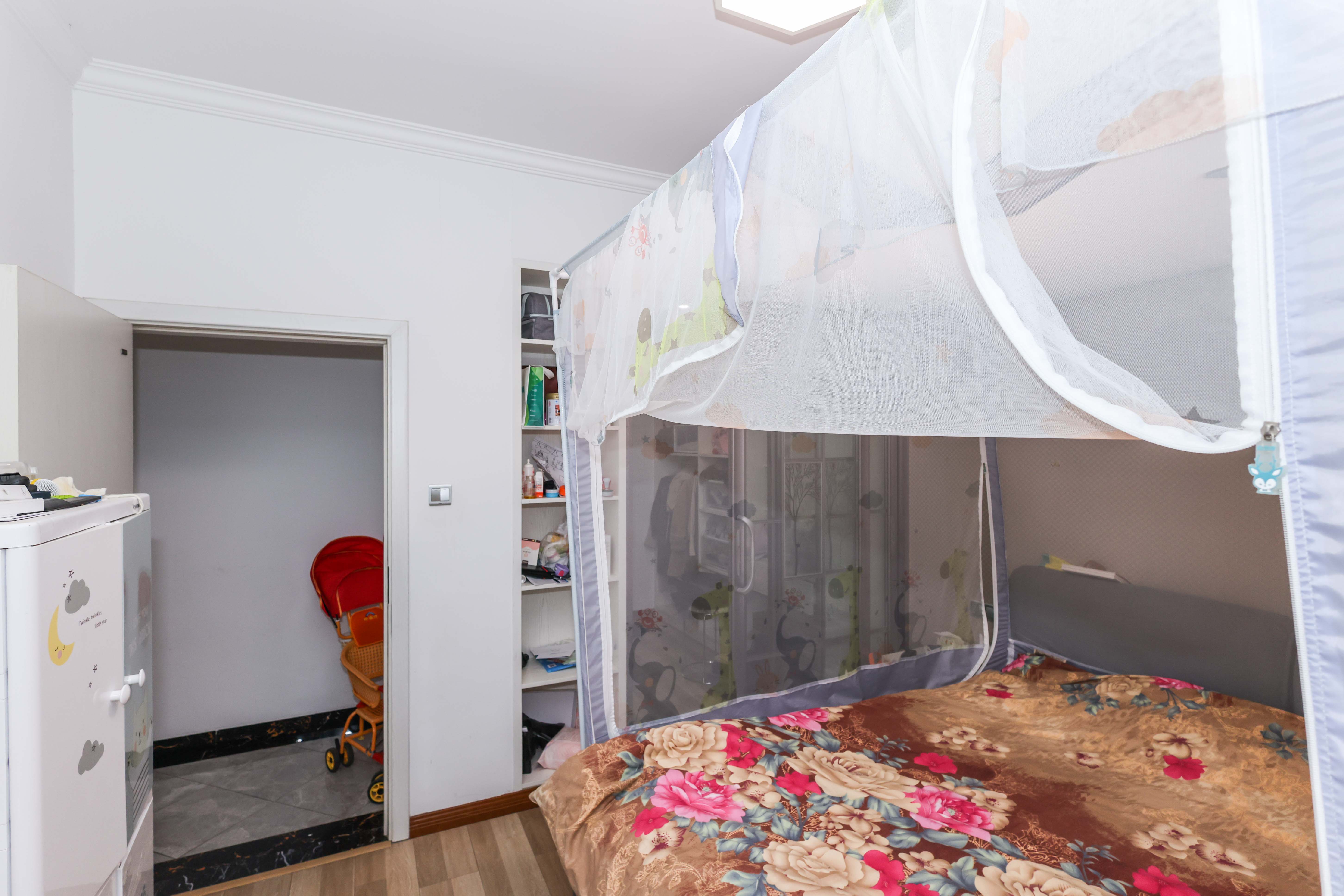 天元涉外景园B区 4室2厅2卫 98.0万 天元涉外景园B区 4室2厅2卫 98.0万卧室