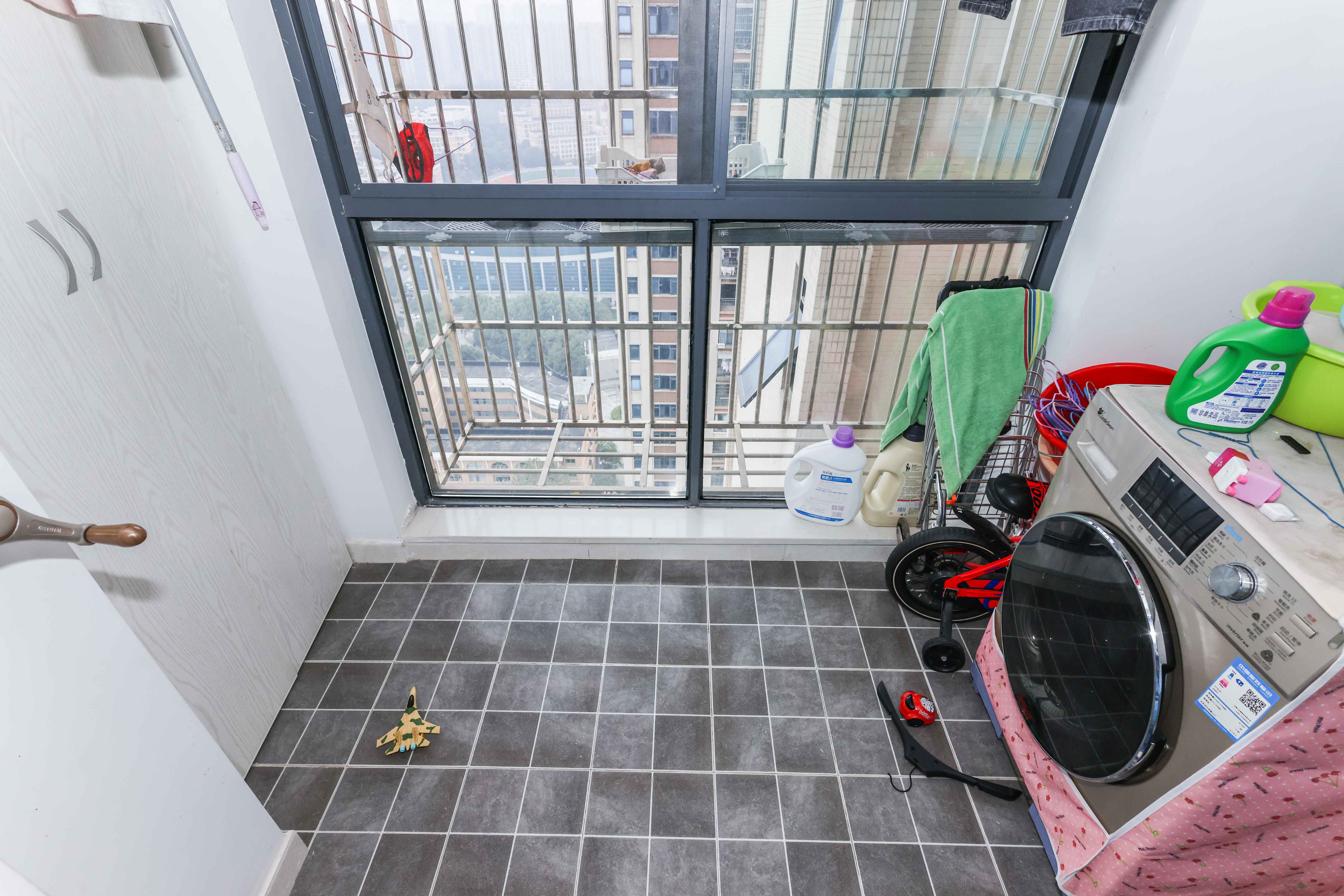 天元涉外景园B区 4室2厅2卫 98.0万 天元涉外景园B区 4室2厅2卫 98.0万阳台