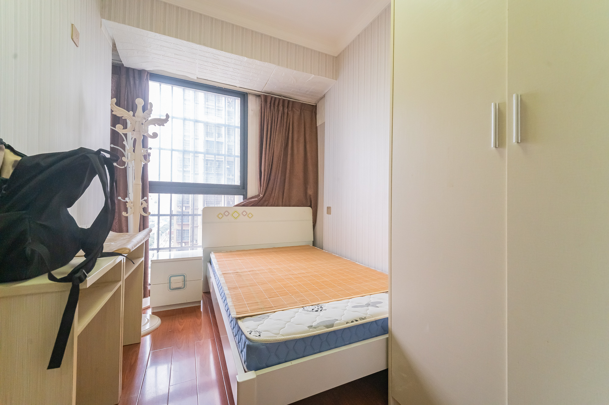 印山蓝色海岸  3室2厅1卫    76.0万 印山蓝色海岸  3室2厅1卫    76.0万卧室