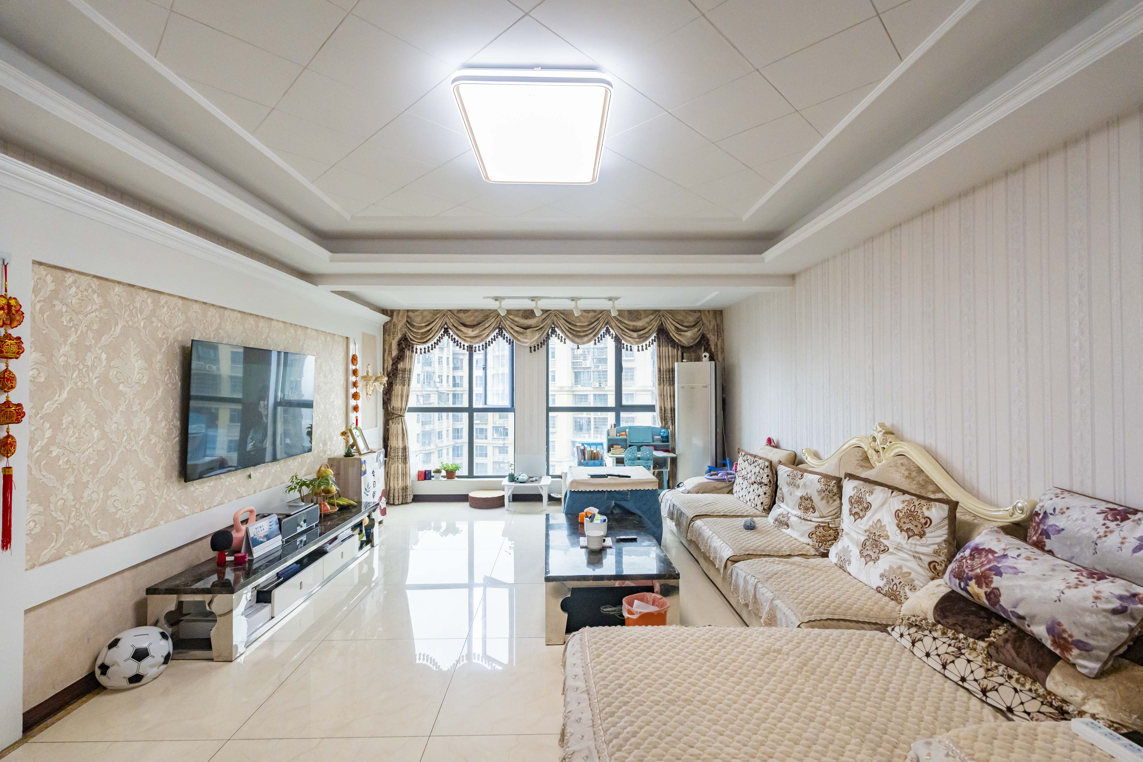 悦湖山 4室2厅2卫 148.0万 悦湖山 4室2厅2卫 148.0万客厅