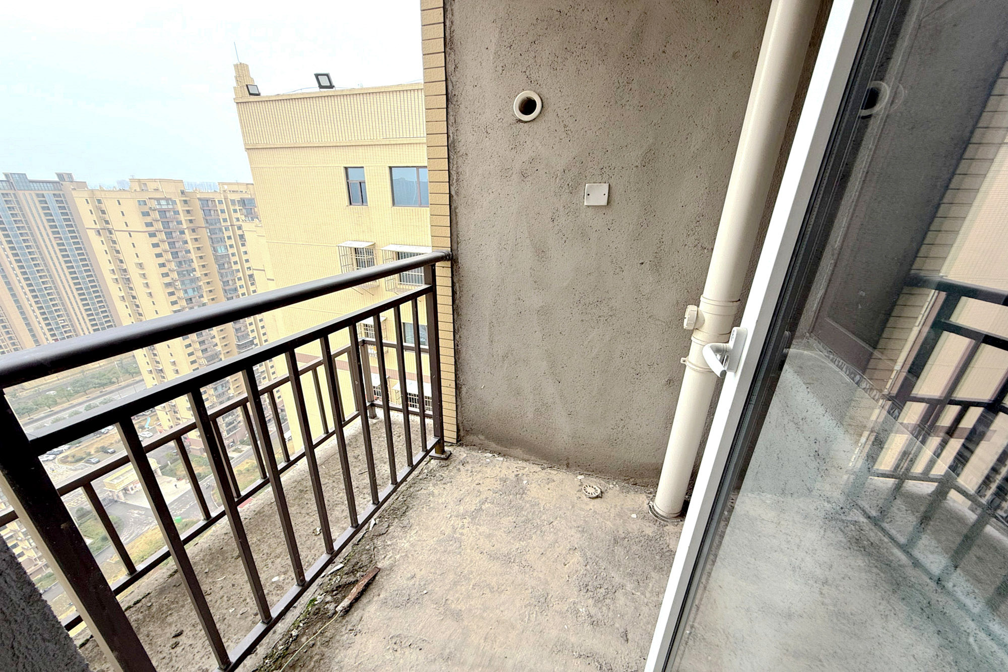 长郡旁牛津街(瑞凯滨江雅苑)  3室2厅2卫    52.0万 长郡旁牛津街(瑞凯滨江雅苑)  3室2厅2卫    52.0万阳台