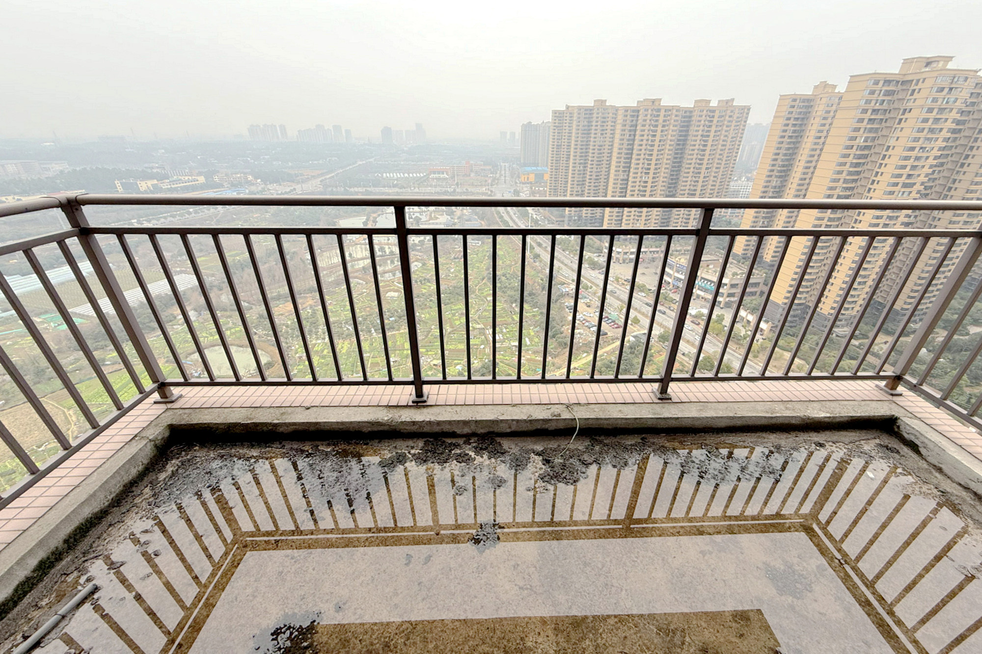 长郡旁牛津街(瑞凯滨江雅苑)  3室2厅2卫    52.0万 长郡旁牛津街(瑞凯滨江雅苑)  3室2厅2卫    52.0万阳台