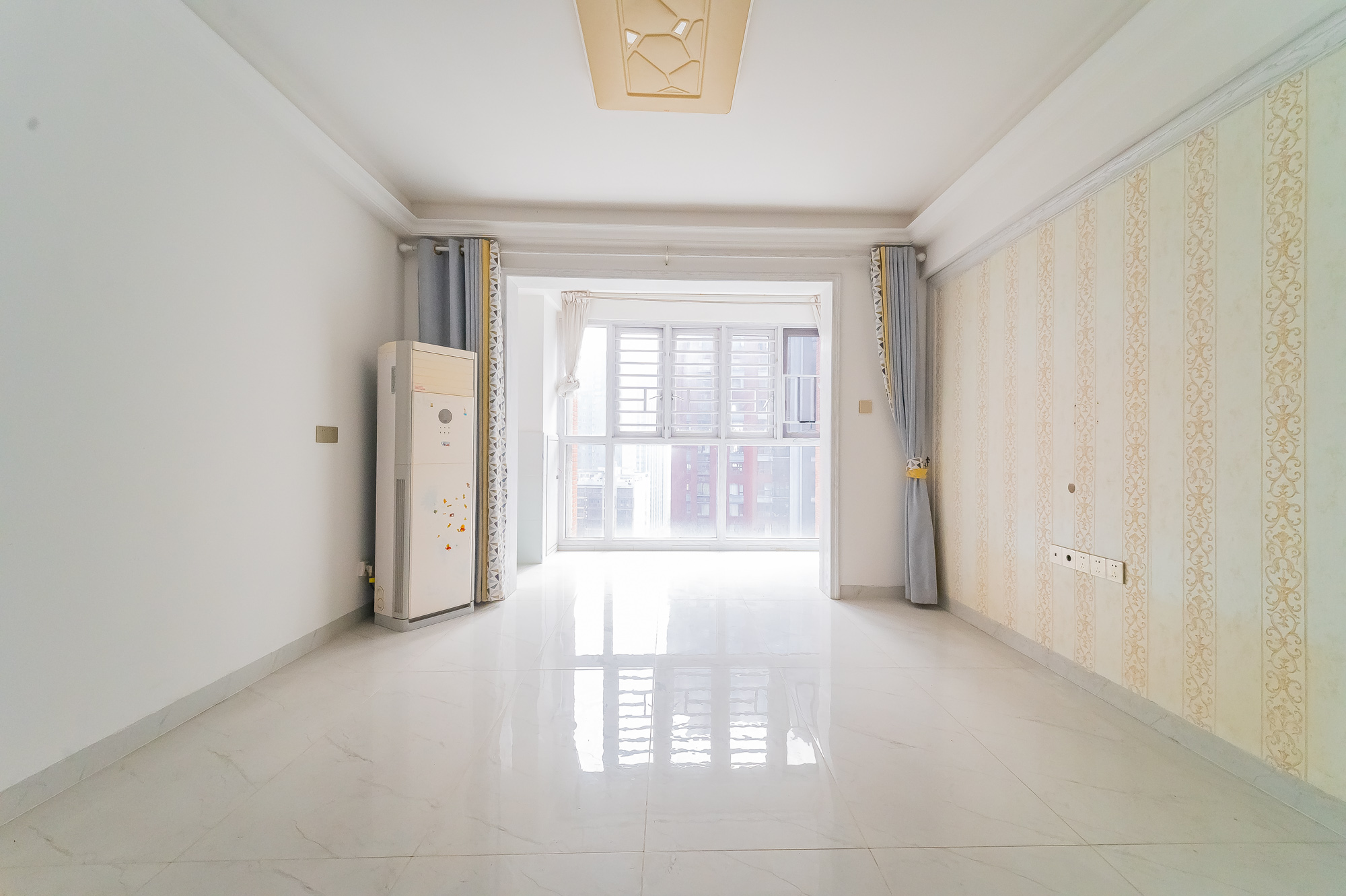 华润凤凰城二期 3室2厅1卫 89.8万 华润凤凰城二期 3室2厅1卫 89.8万客厅