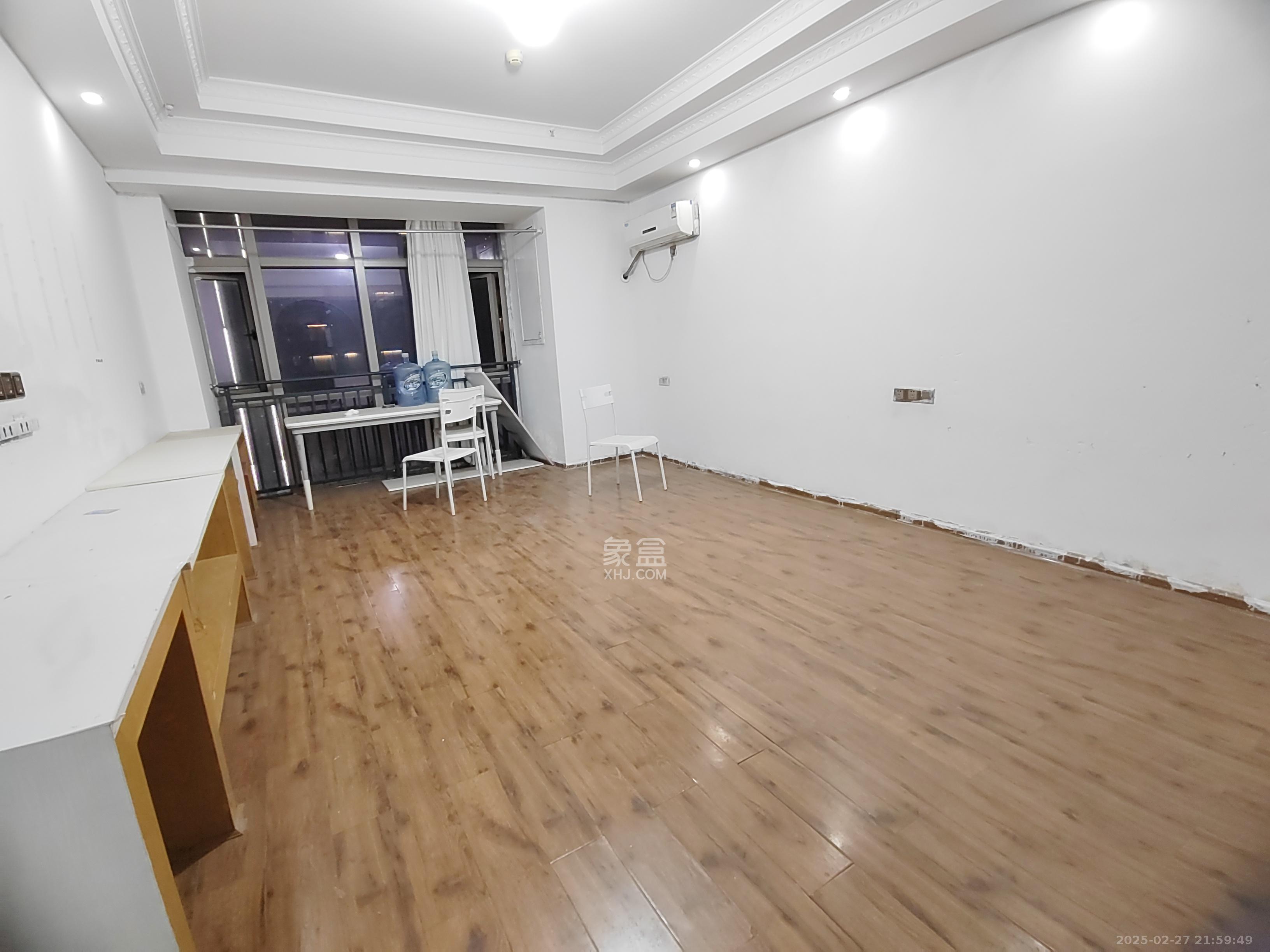 奥克斯广场  1室1厅1卫    1500.0元/月 奥克斯广场  1室1厅1卫    1500.0元/月小区图