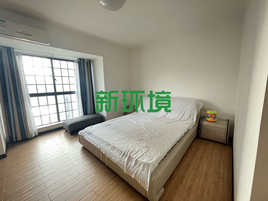 逸臣广场  3室2厅2卫   89.80万客厅