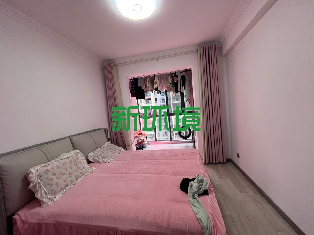 丽景天下  4室2厅2卫   88.00万客厅