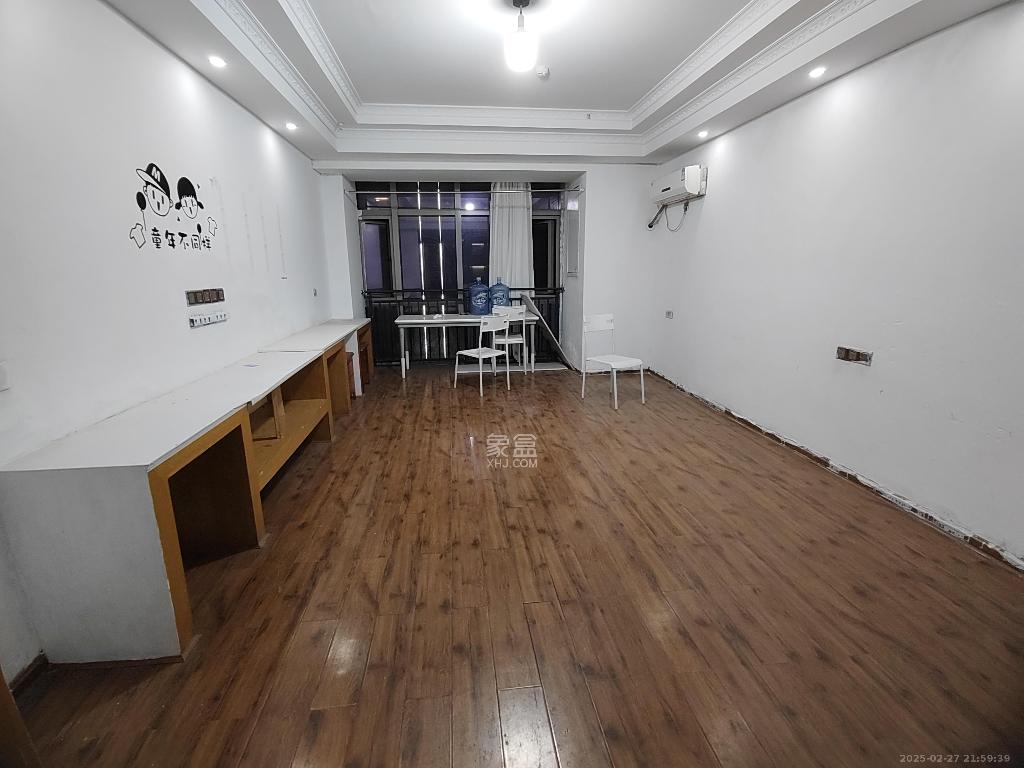 奥克斯广场  1室1厅1卫    1500.0元/月 奥克斯广场  1室1厅1卫    1500.0元/月室内图