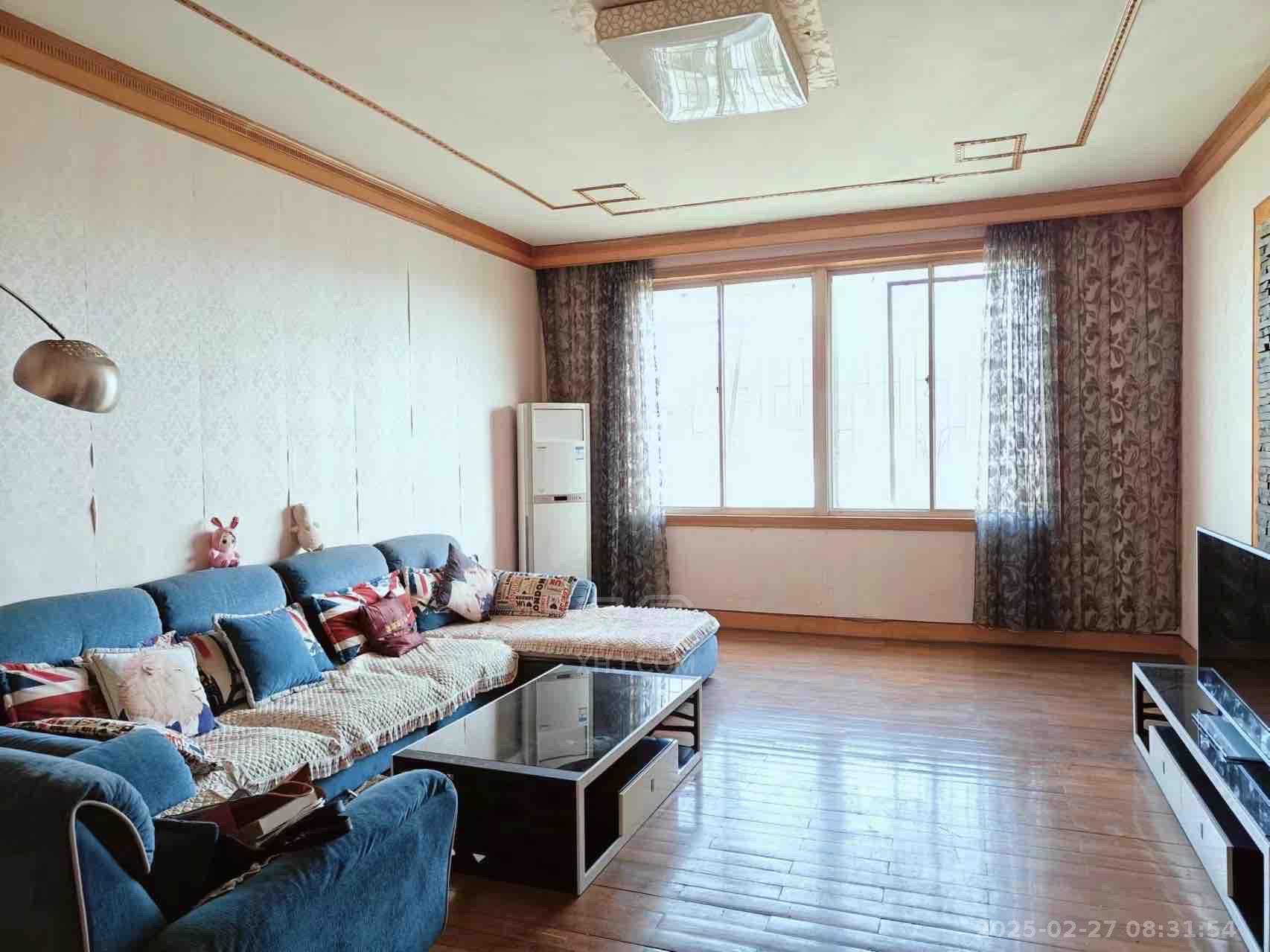 金山小区  3室2厅2卫   1300.00元/月
