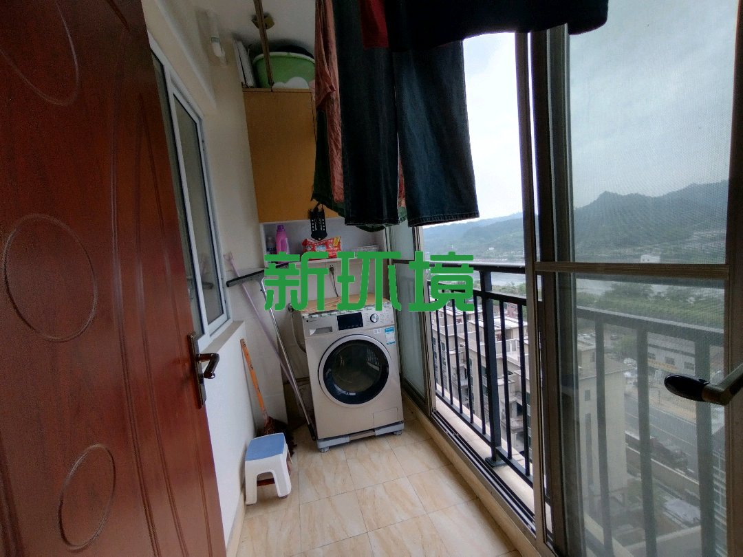 澧岸家园  4室2厅2卫   68.00万客厅