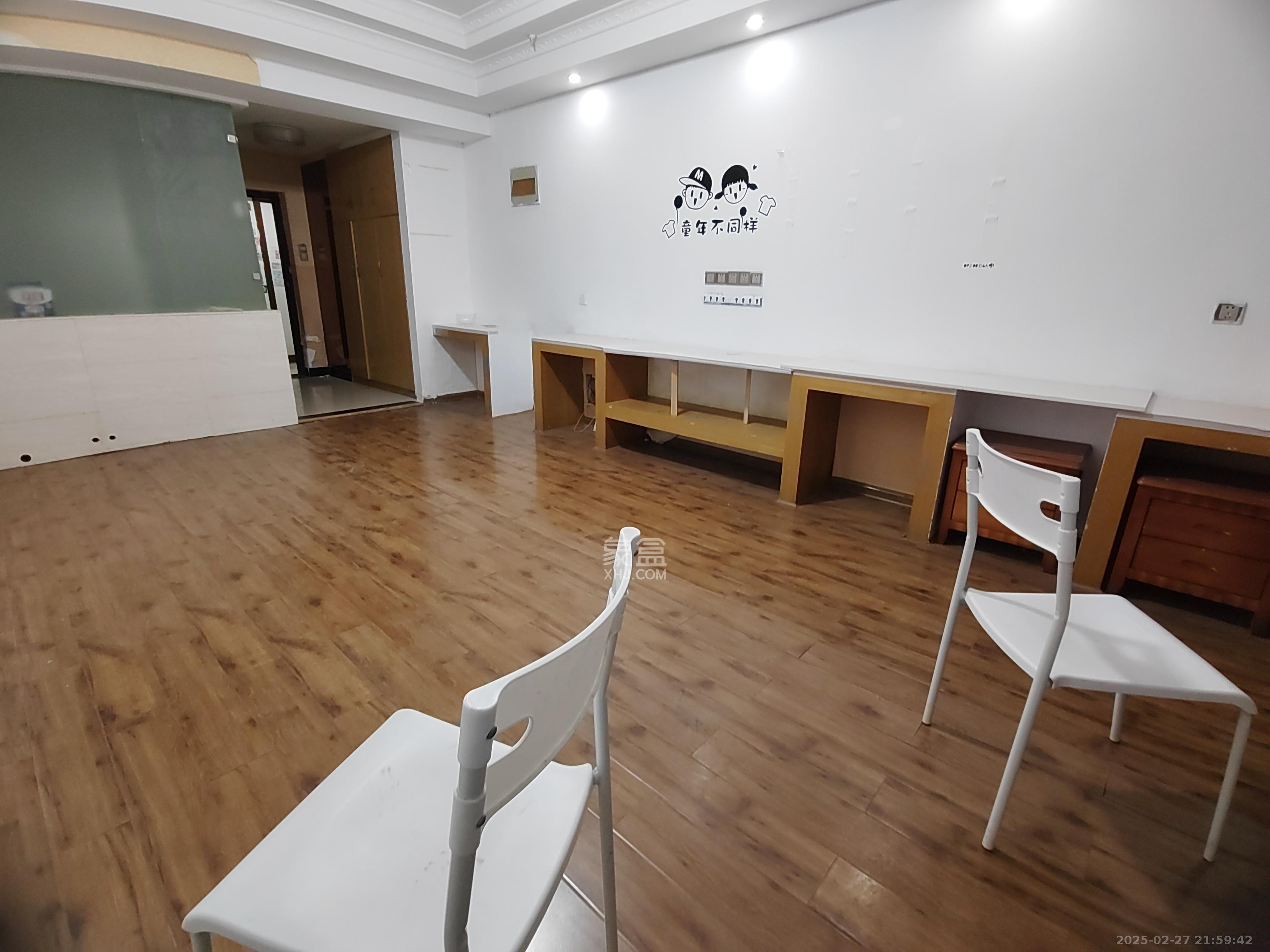 奥克斯广场  1室1厅1卫    1500.0元/月 奥克斯广场  1室1厅1卫    1500.0元/月室内图